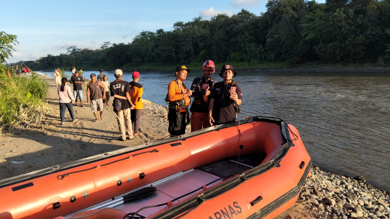 Pencari Ikan Hilang di Aliran Sungai Progo