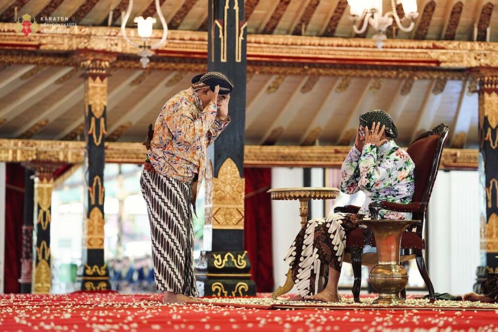 upacara ngabekten kerabat Sri Sultan yang lebih tua atau dengan KGPAA Paku Alam X dengan cara yang disebut sembah karna.