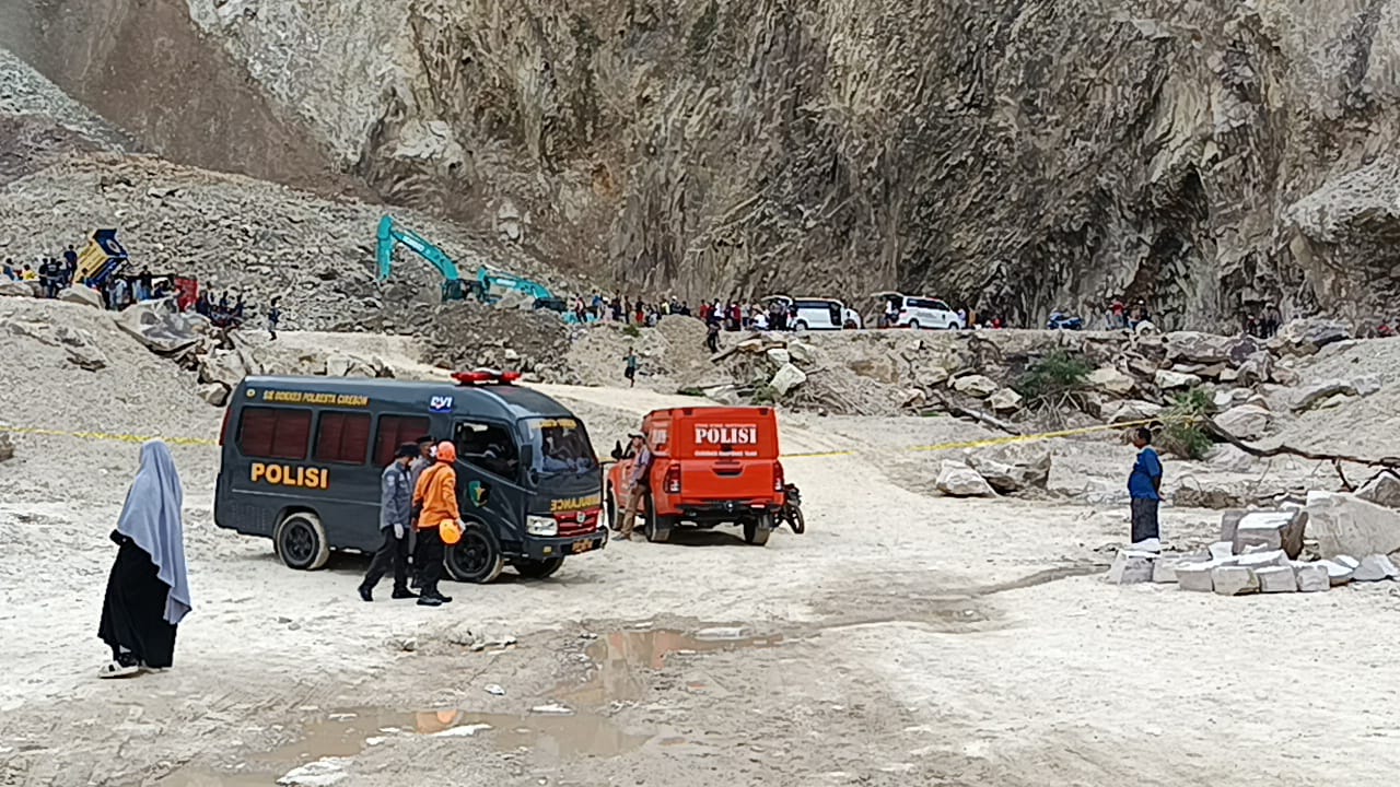 TIM SAR Gabungan masih terus melakukan  pencarian korban longsor di Tambang Batu Gunung Kuda Desa Cipanas, Dukupuntang, Kabupaten Cirebon.
