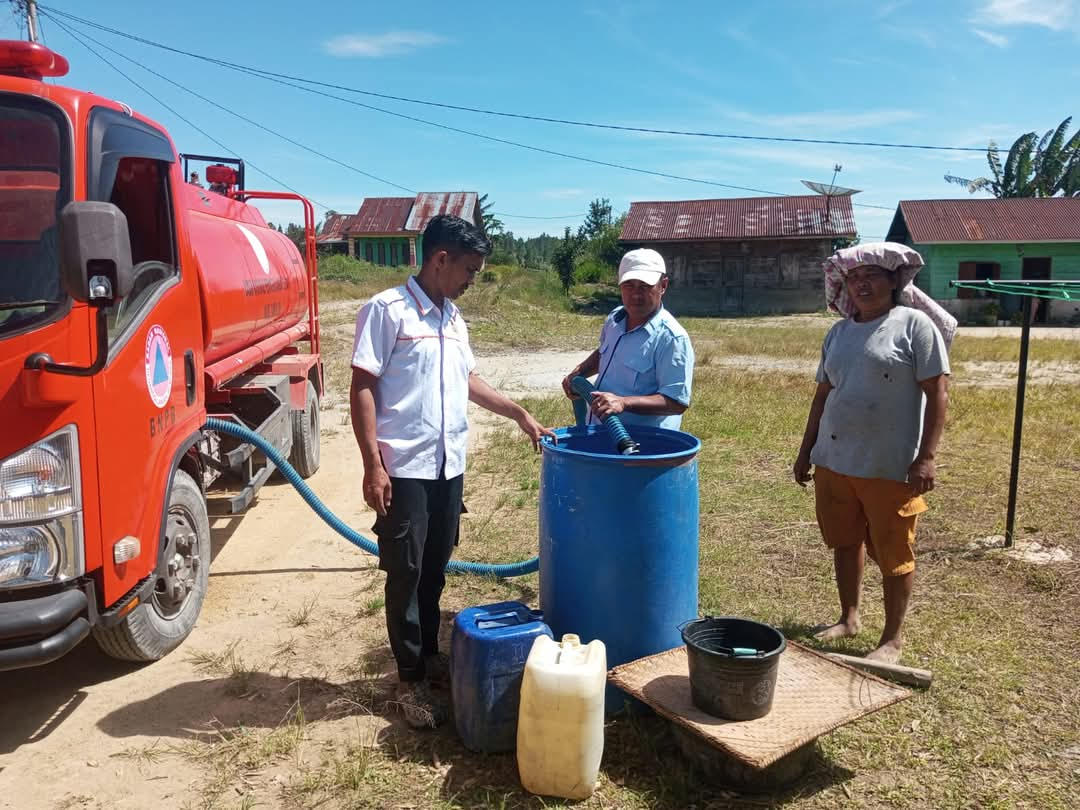 BPBD Humbahas Buka Jalan Usaha Tani dan Salurkan Air Bersih