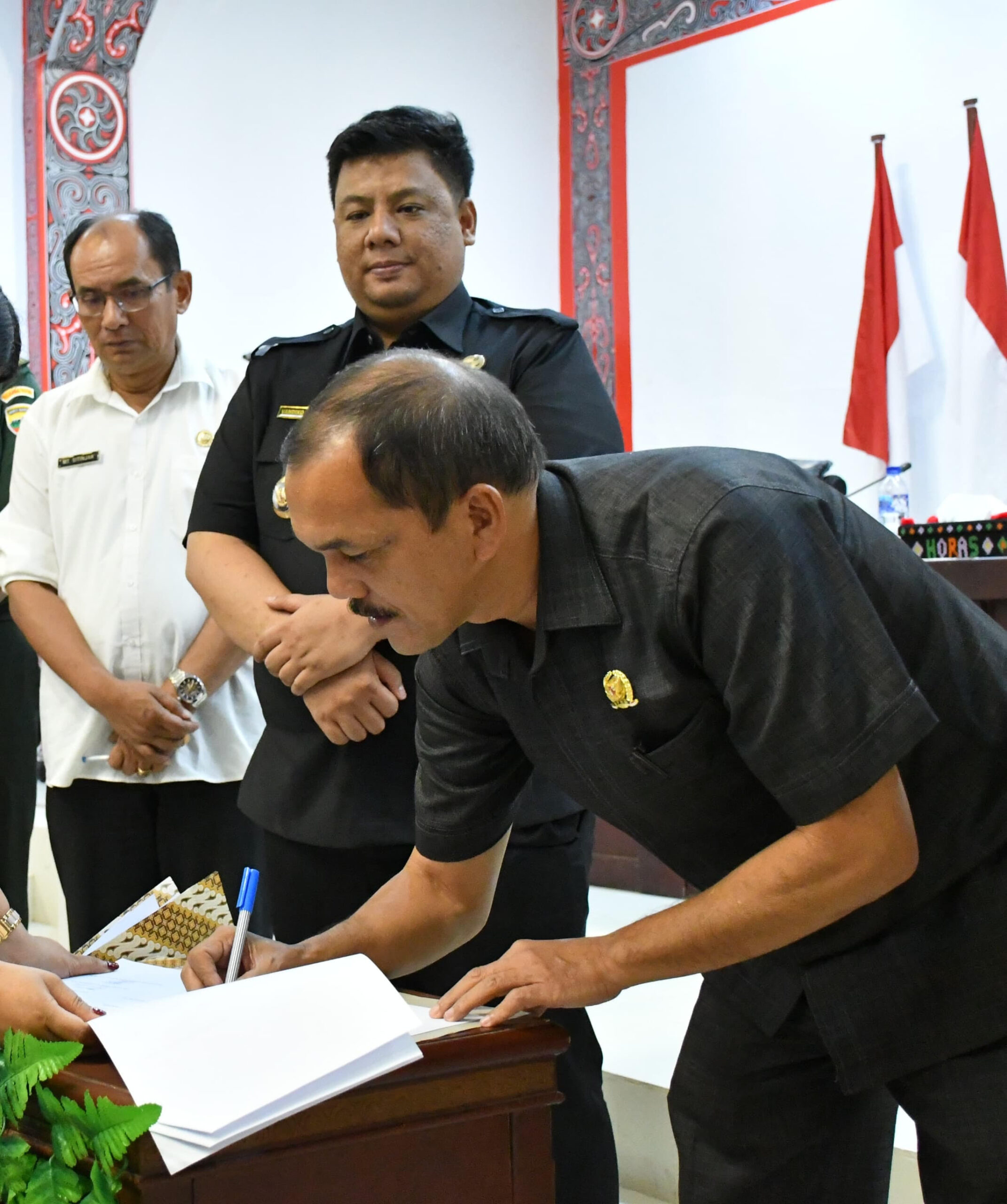 Pemkab Samosir bersama DPRD menetapkan tiga Rancangan Peraturan Daerah menjadi Perda dalam rapat paripurna di Kantor DPRD Samosir,