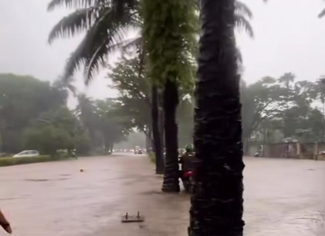 Banjir masih Rendam Sebagian Jakarta hingga Minggu Malam