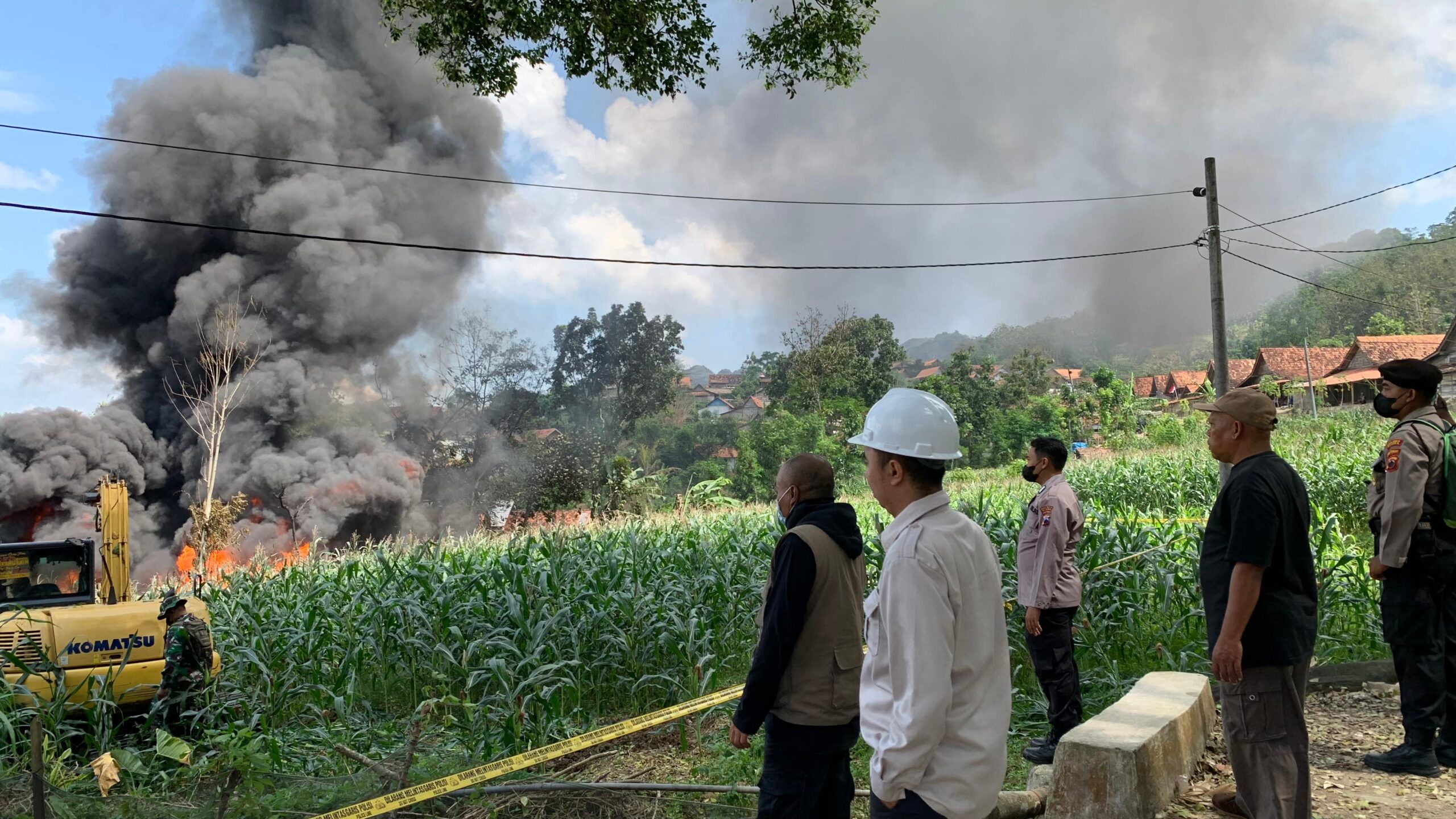 kebakaran sumur minyak tewaskan tiga orang dan dua orang lainnya luka bakar.