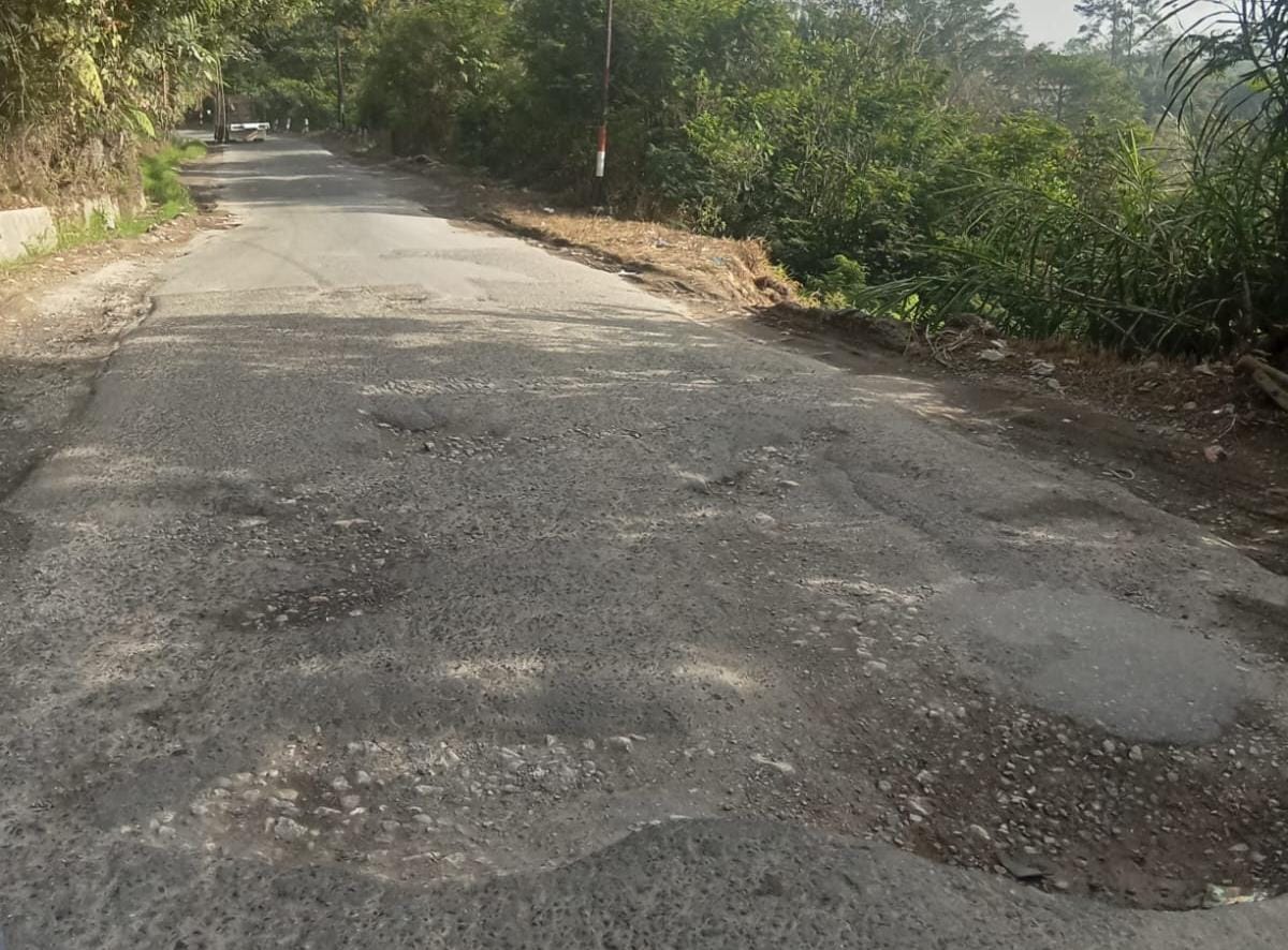 KONDISI jalan lintas Tarutung–Sibolga, tancam putus. Sebagian badan jalan sudah terlihat mengalami longsor akibat drainase yang tersumbat.