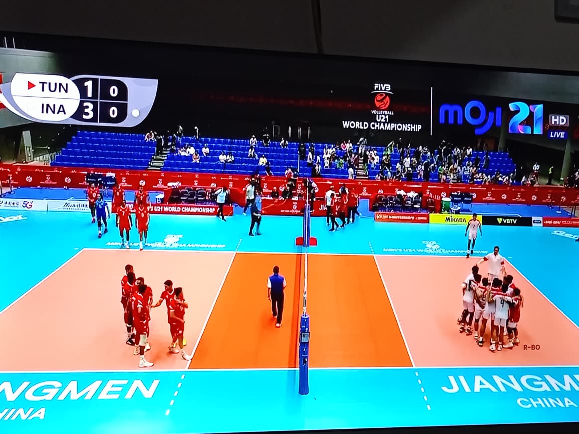 Timnas voli putra Indonesia U-21 sukses memetik kemenangan pertamanya di Kejuaraan Bola Voli Dunia 2025 dengan melibas Tunisia, 3-1