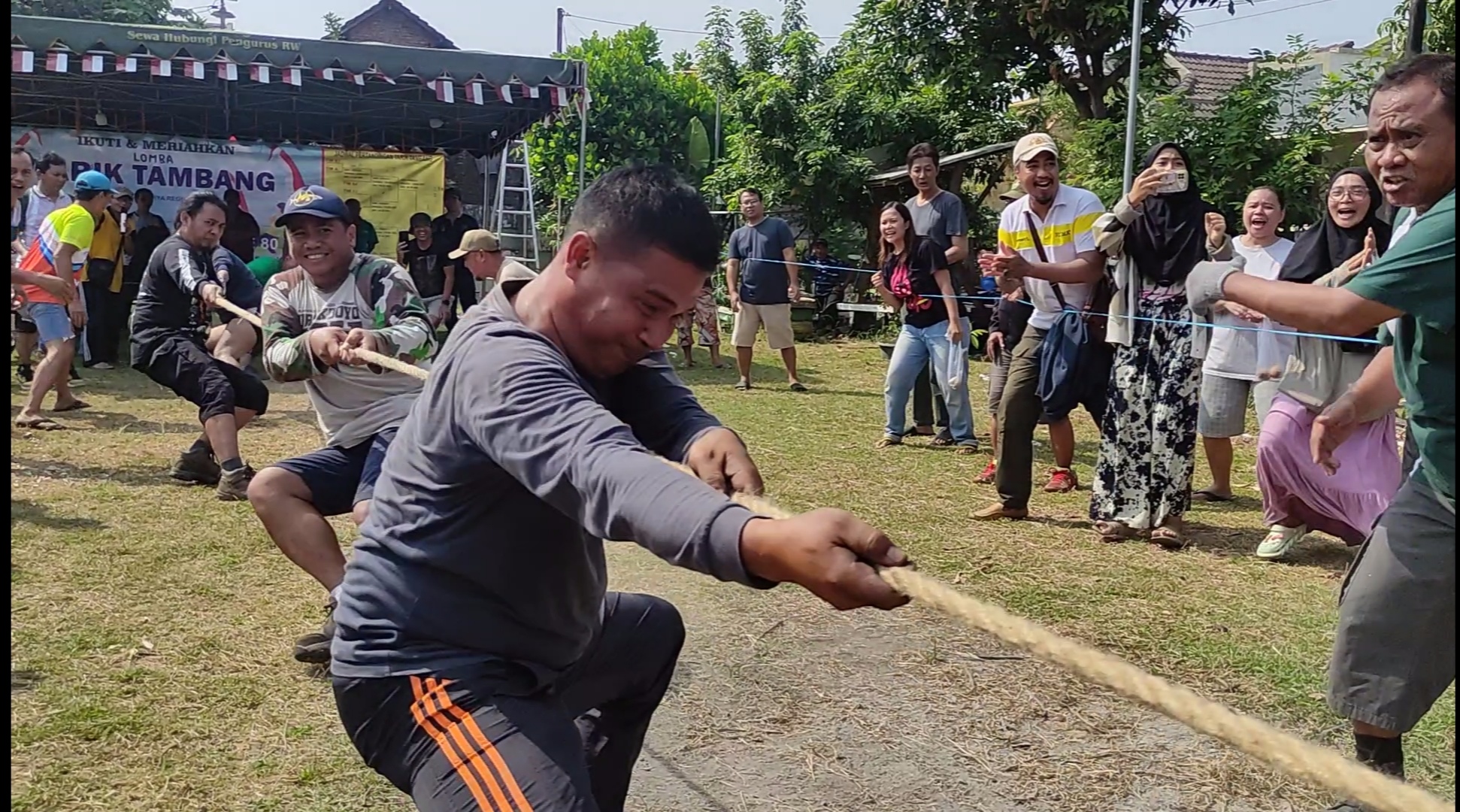 Seru, Lomba Tarik Tambang Meriahkan  HUT ke-80 RI