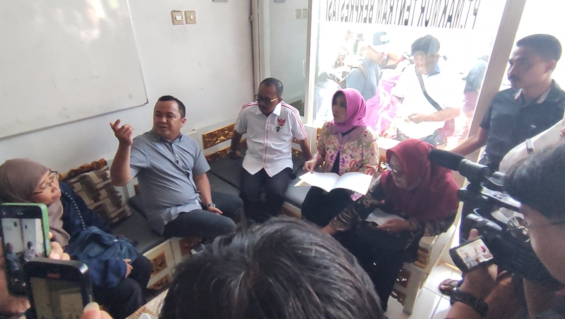 korban kavling fiktif mendatangi kantor properti didampingi wali kota surabaya