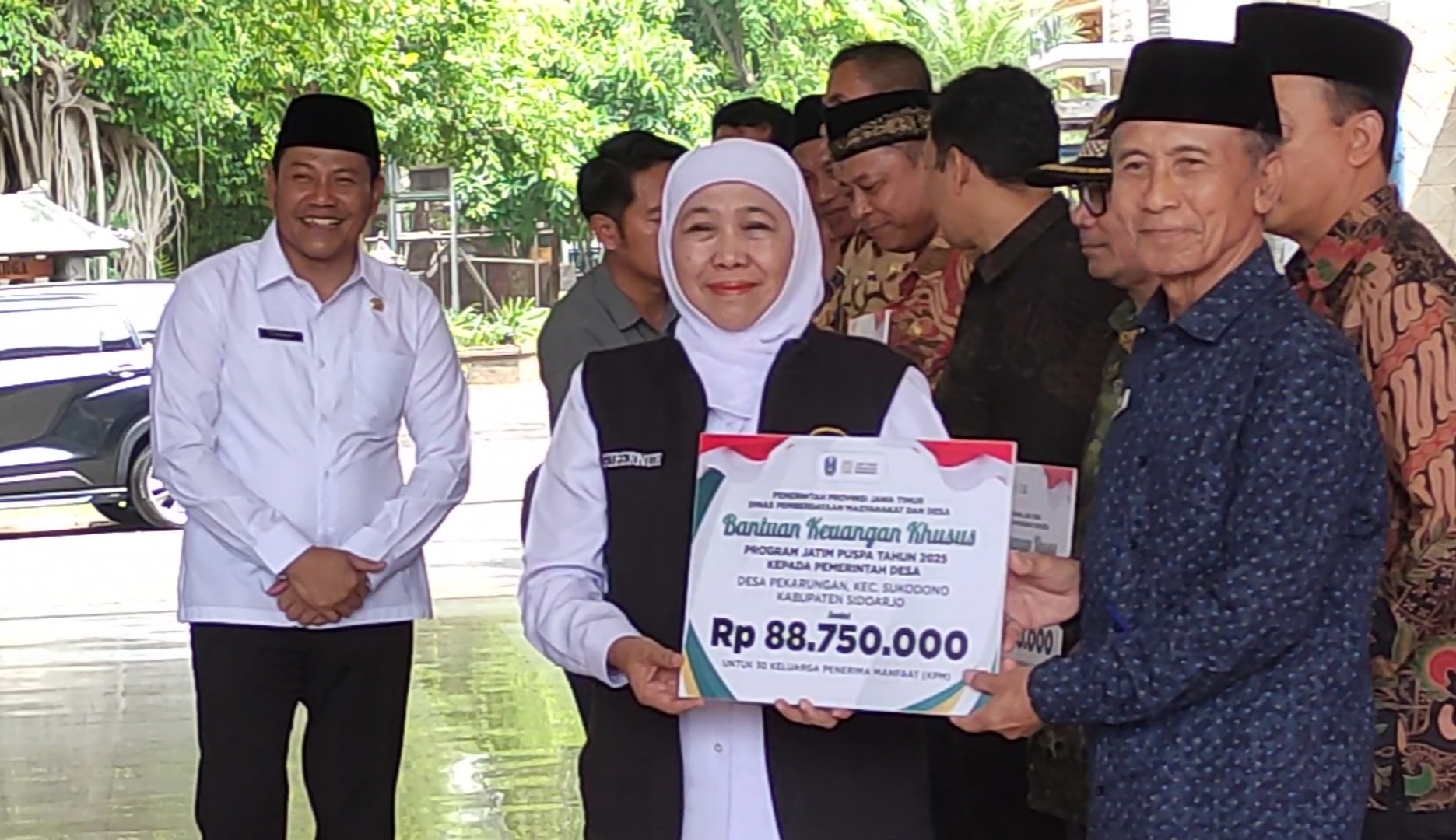 Khofifah Salurkan Bansos Rp4,9 Miliar di Sidoarjo