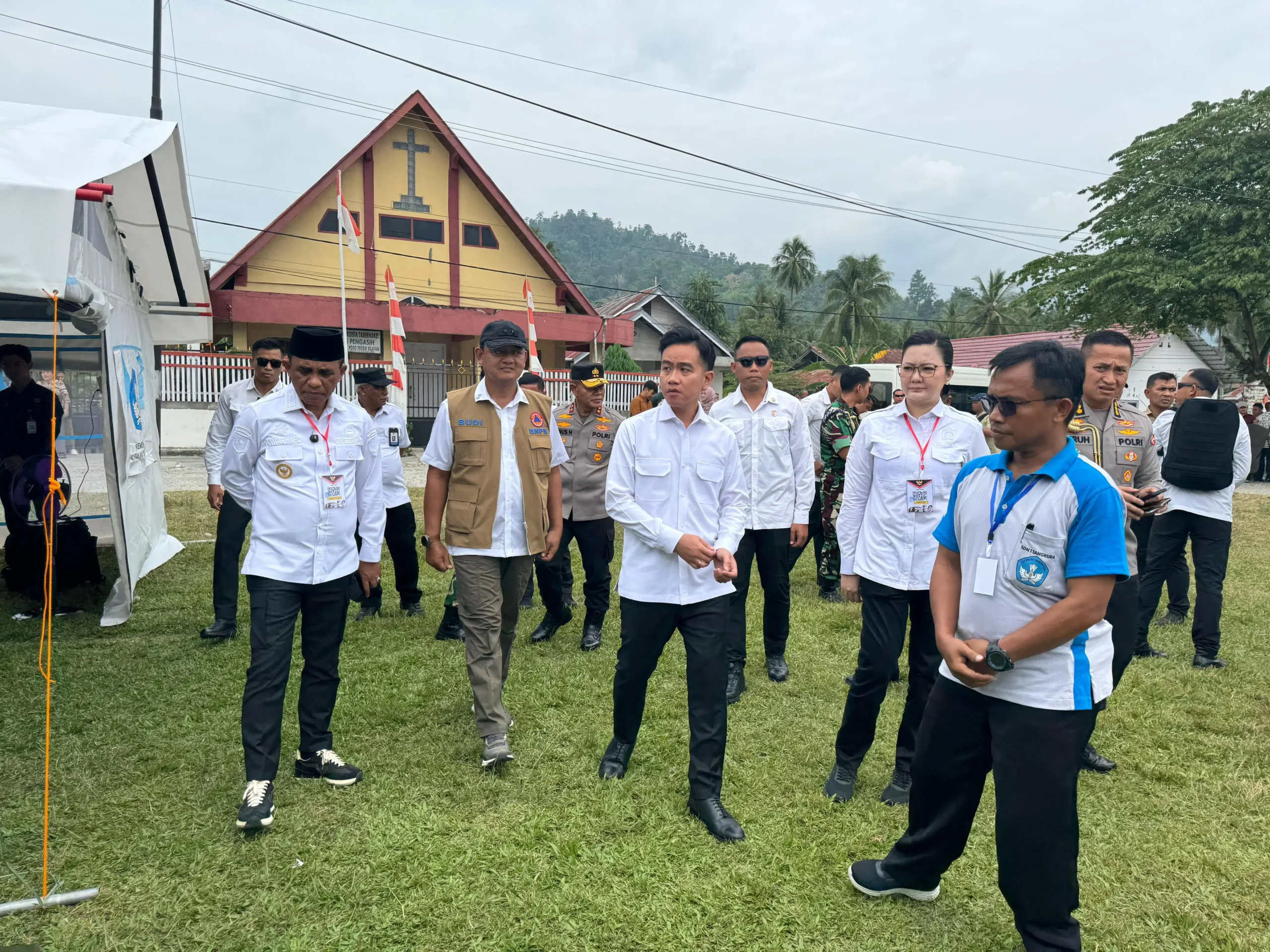 Wakil Presiden Gibran Tinjau Penanganan Pascagempa Poso