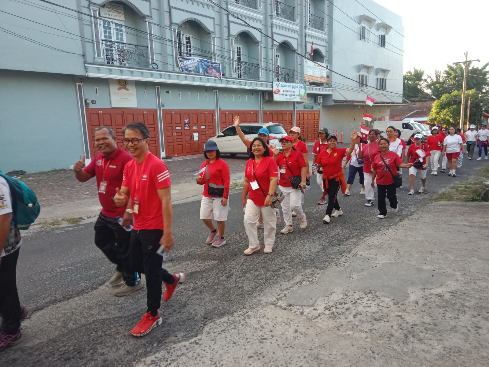 DALAM rangka memperingati HUT ke-80 Kemerdekaan RI, Alumni SMA Negeri 1 (SMANSA) Pematangsiantar menggelar acara jalan santai kemerdekaan