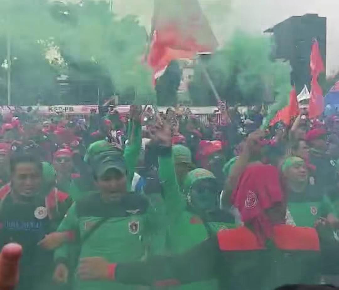 BENTROKAN antara aparat keamanan dan massa yang melakukan aksi unjuk rasa di depan Gedung DPR/MPR RI tidak bisa terhindarkan.