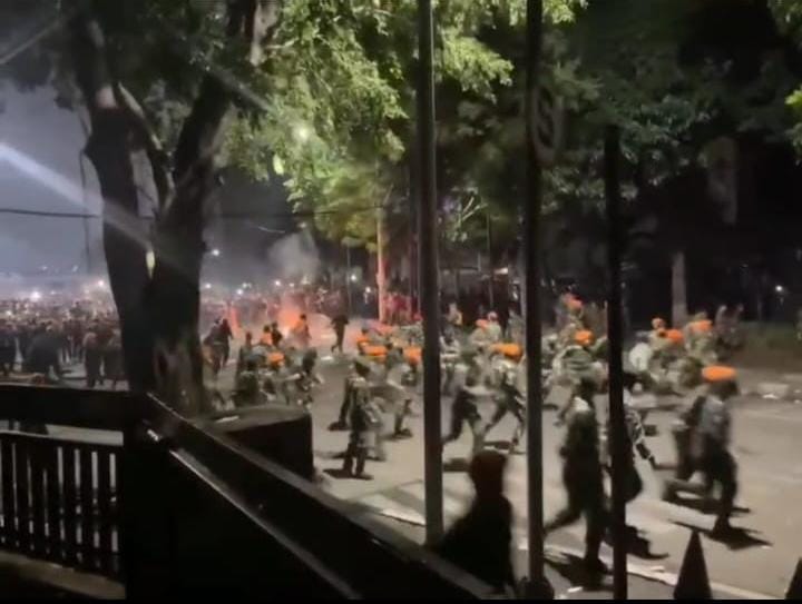 MASSA masih terus melempari polisi dengan botol, batu, petasan, dan kembang api. Dari pantauan di lapangan, ituasi di sekitar Mako Brimob Kwitang, Jakarta Pusat, gelap gulita.