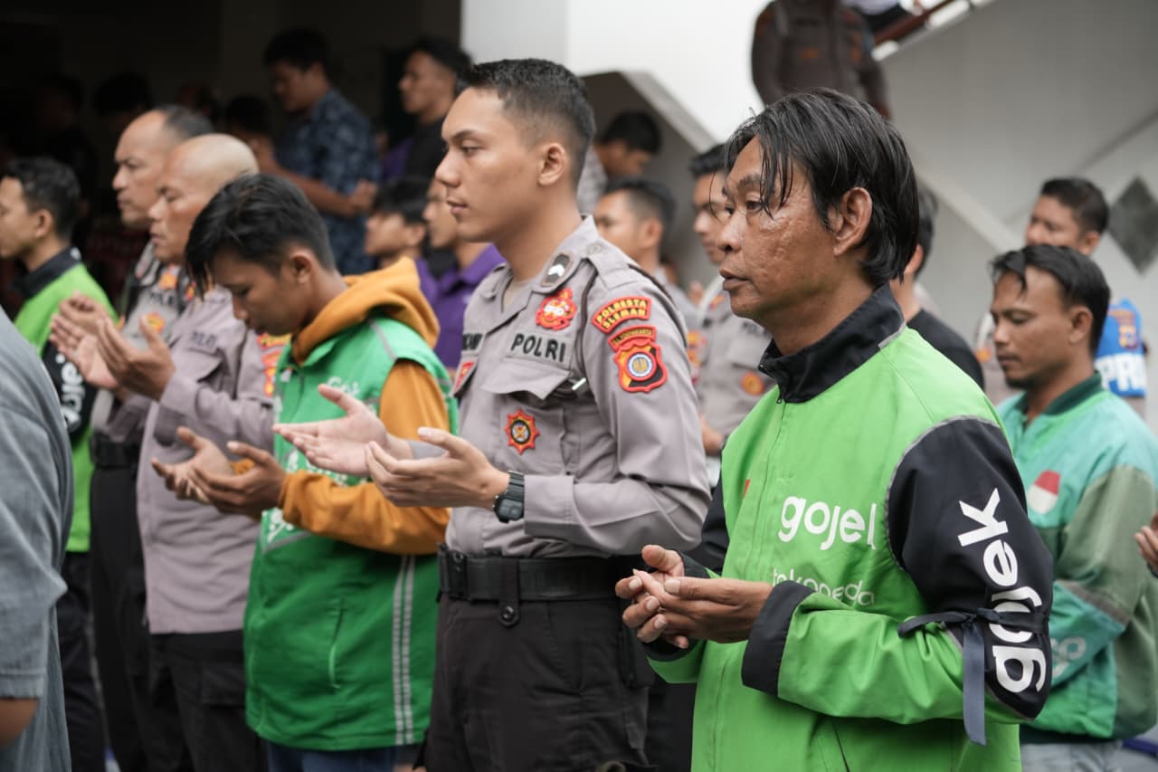 Solidaritas Ojol Yogyakarta Salat Gaib untuk Affan