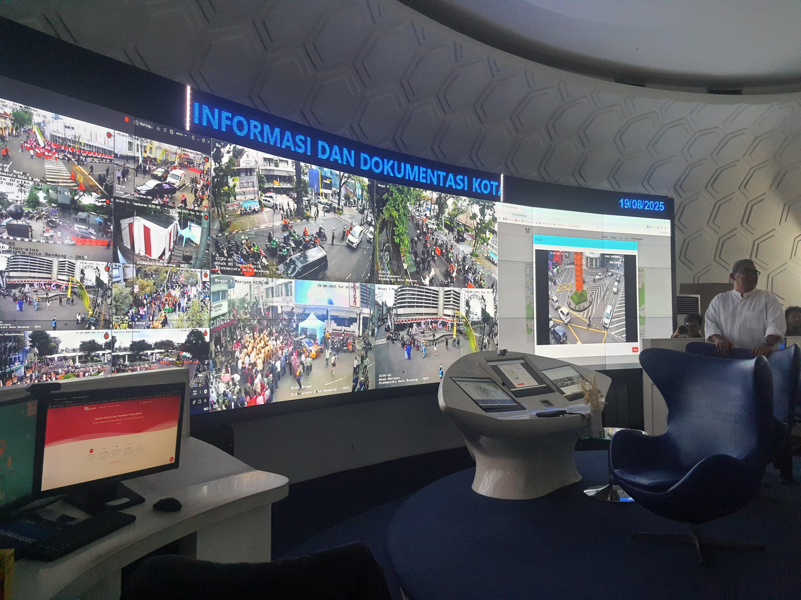 KENDATI terjadi kemacetan saat pawai Karnaval perayaan HUT ke- 80 Provinsi Jawa Barat, secara umum arus lalulintas relatif lancar.