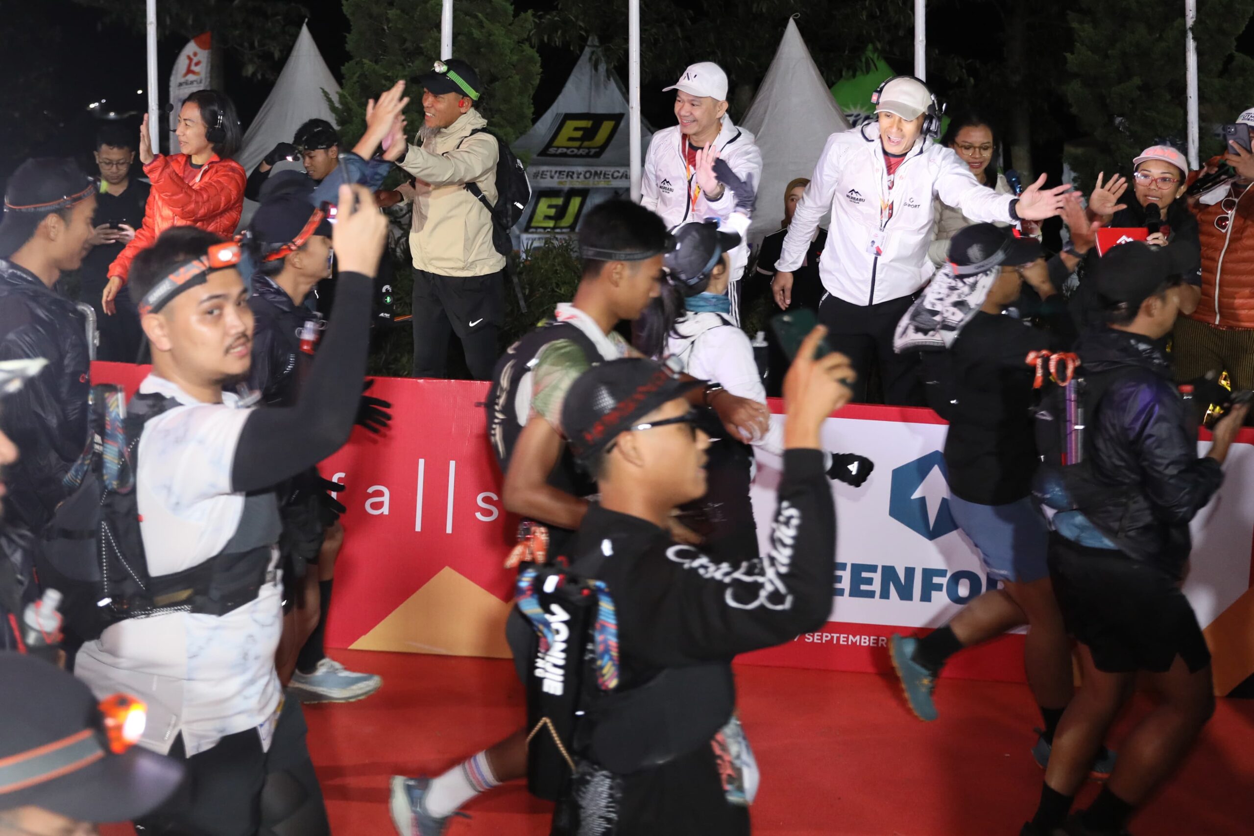 SEBANYAK 1.700 pelari dari berbagai daerah dan negara ambil bagian dalam lomba lari Merbabu Sky Run 2025 pada Minggu (7/9).