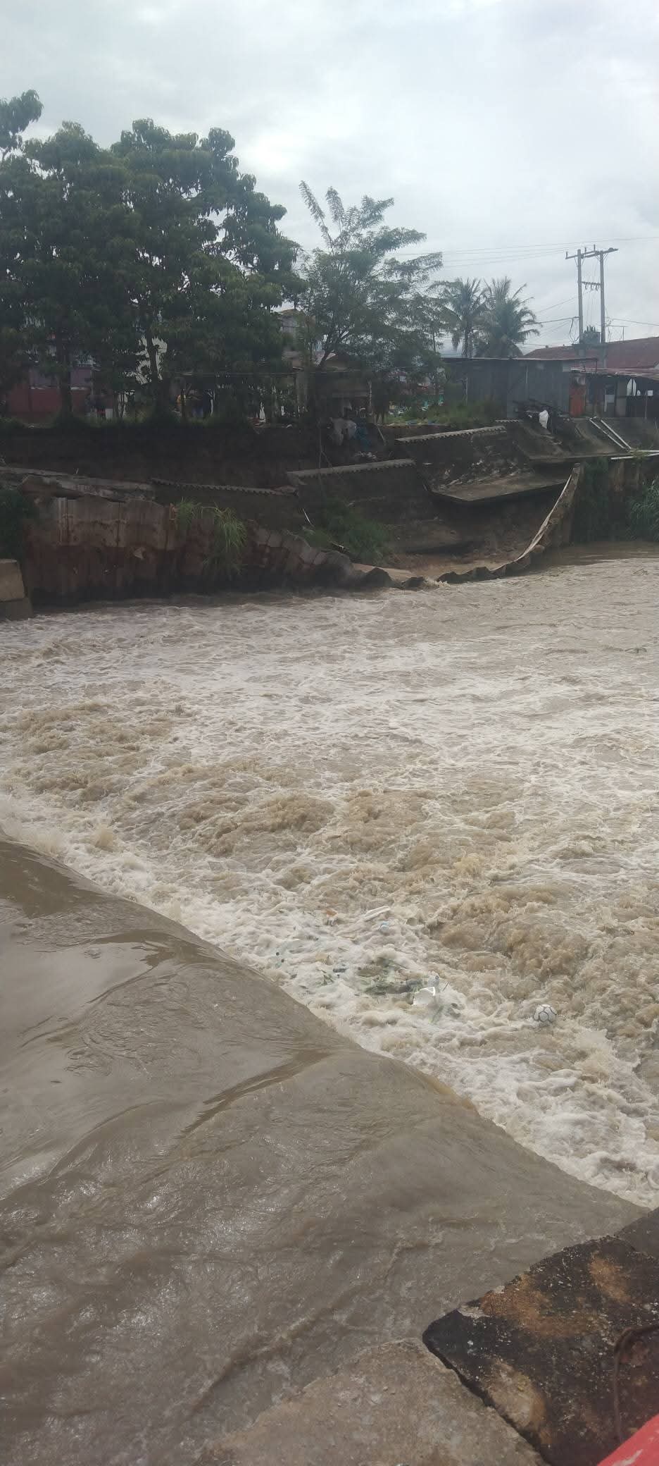 Tanggul Sungai Aek Sigeaon Longsor di Tarutung akibat Hujan Deras