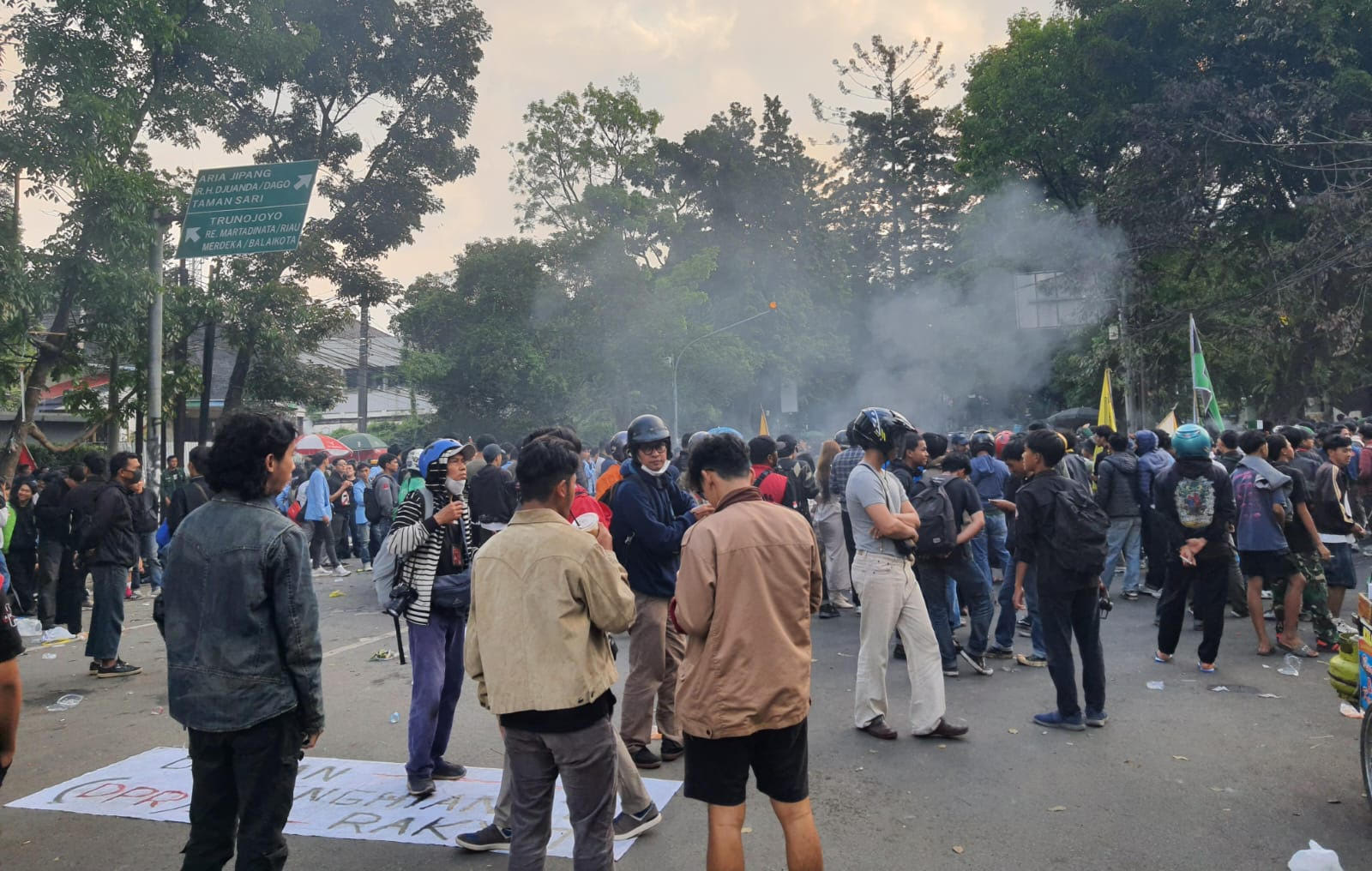 Waktu Berakhir, Polisi Bubarkan Pendemo di Depan Gedung DPRD Jabar