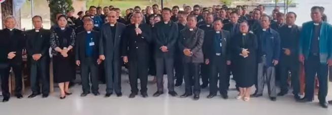 PARA pendeta di Distrik II Silindung menyerukan pemerintah agar segera menutup operasional PT Toba Pulp Lestari (TPL).