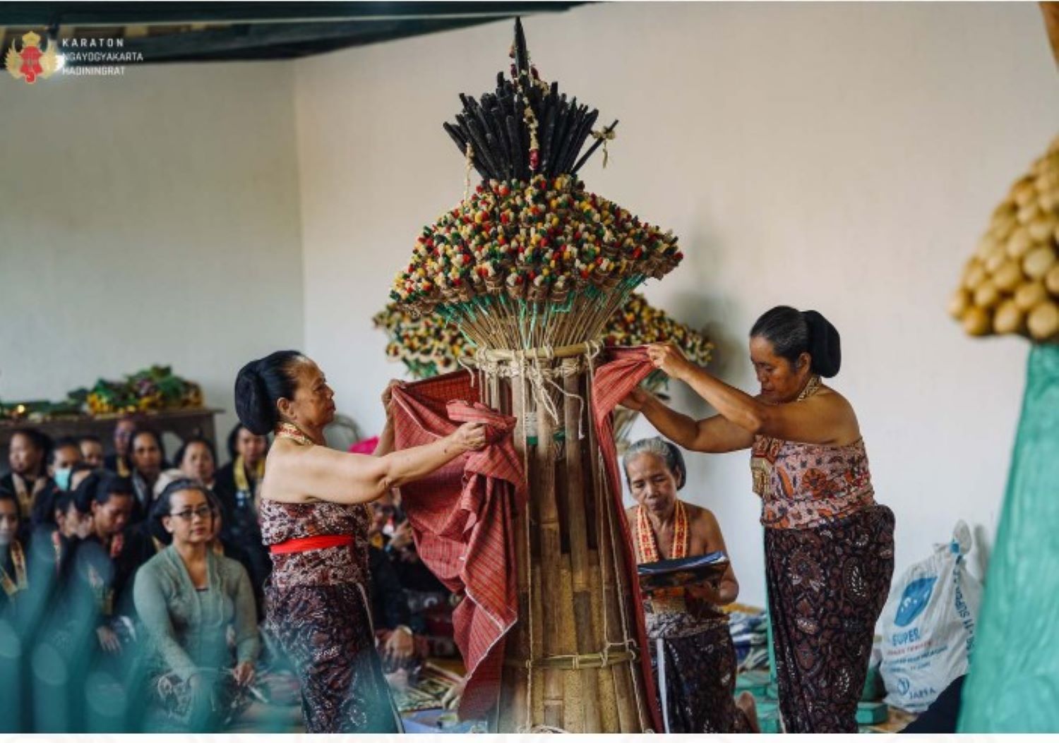 Kebersamaan, Doa dan Rasa Syukur di Balik Numplak Wajik