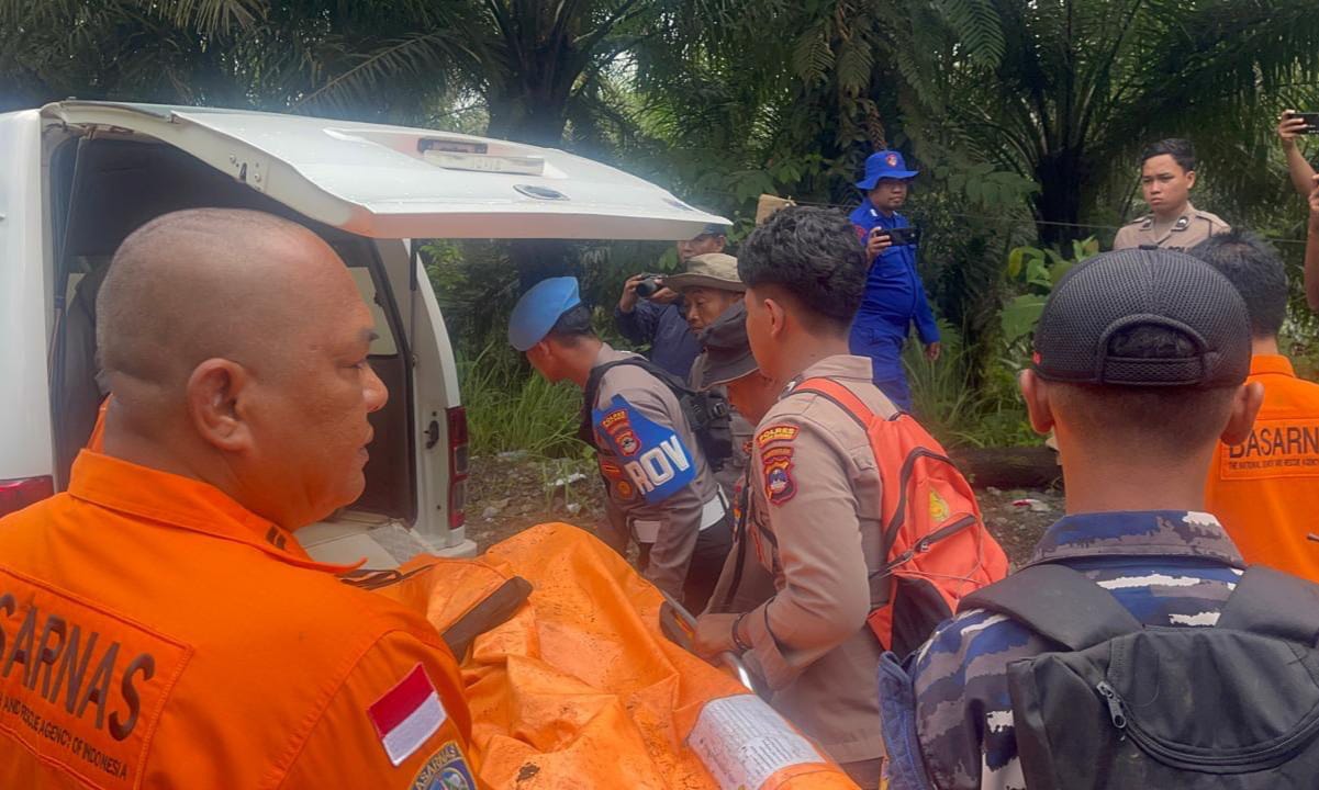 Tim SAR Gabungan Evakuasi Delapan Korban Helikopter BK117D3