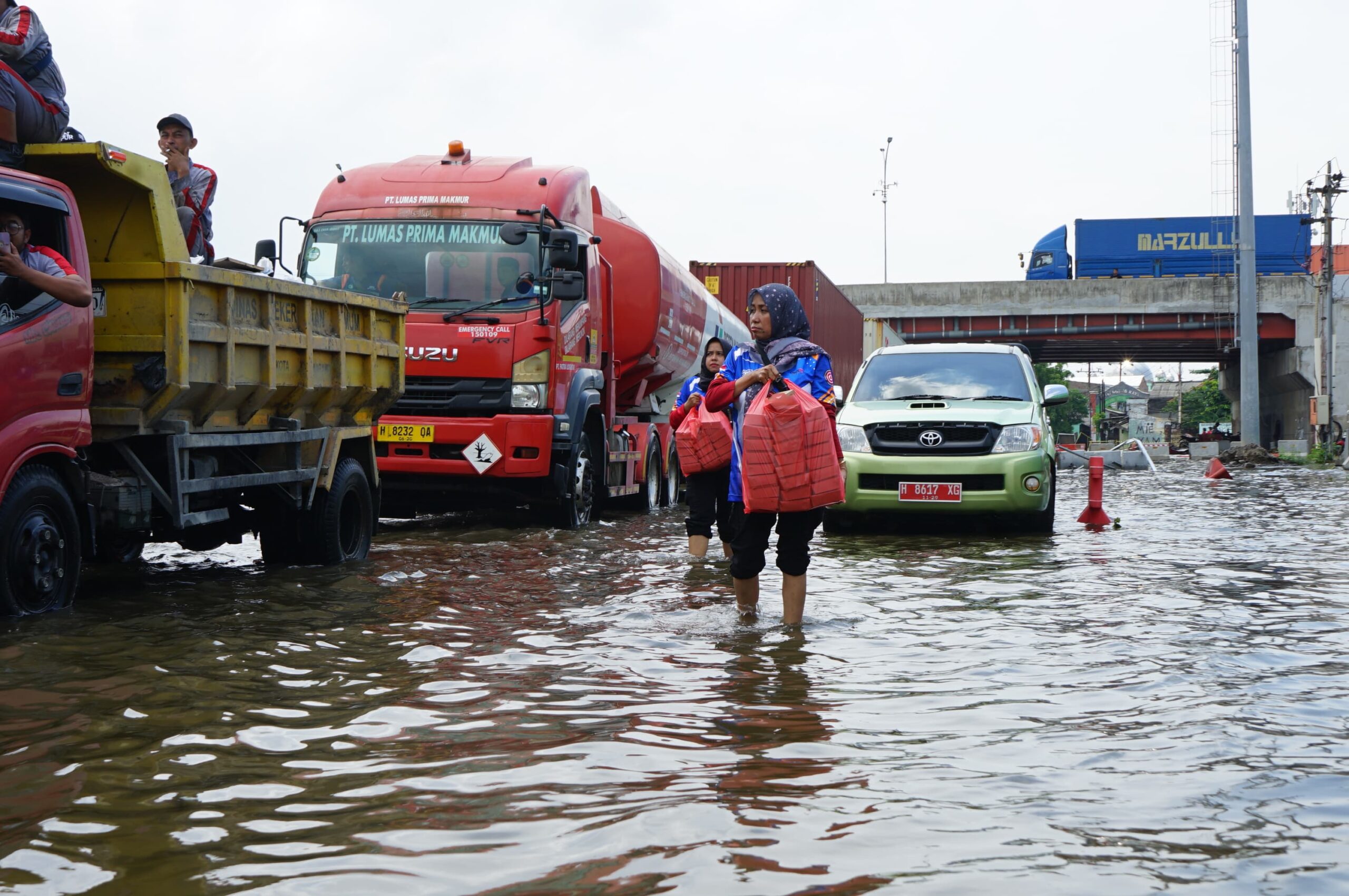 Dua Hari Terjebak Banjir, Sopir Truk Dapat Bantuan Makanan