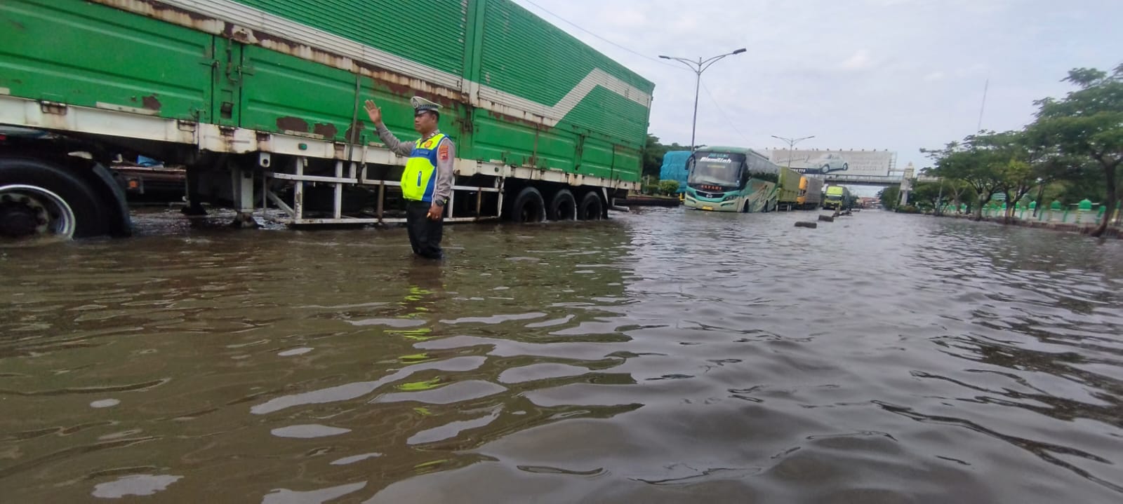 Dishub dan Kepolisian Urai Kemacetan Jalur Demak–Semarang