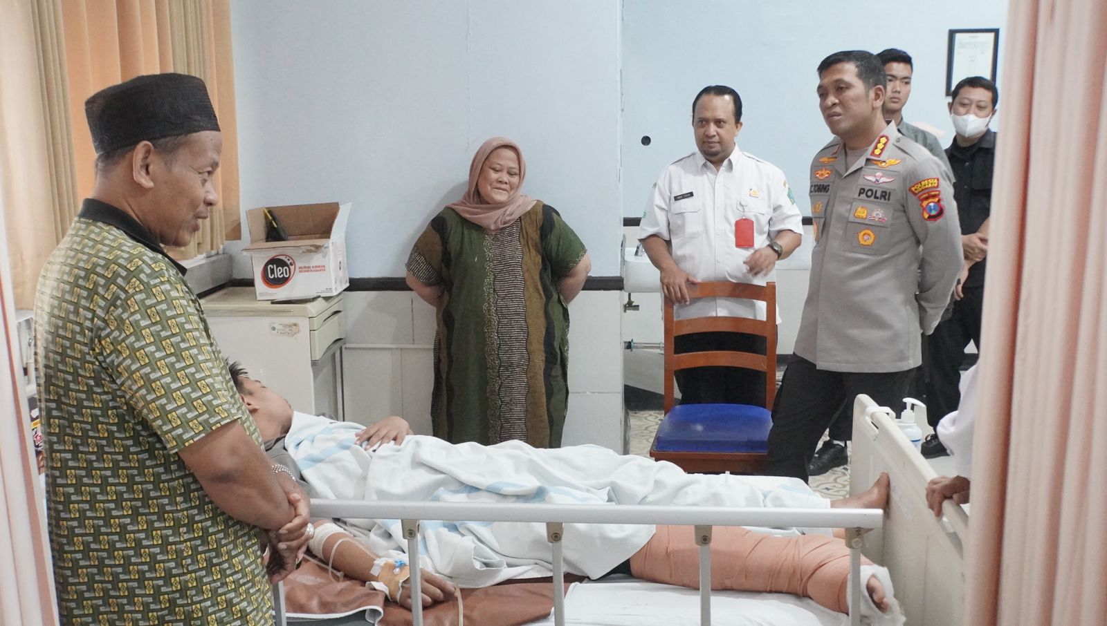 Kapolresta Sidoarjo Beri Semangat Santri yang Masih Dirawat