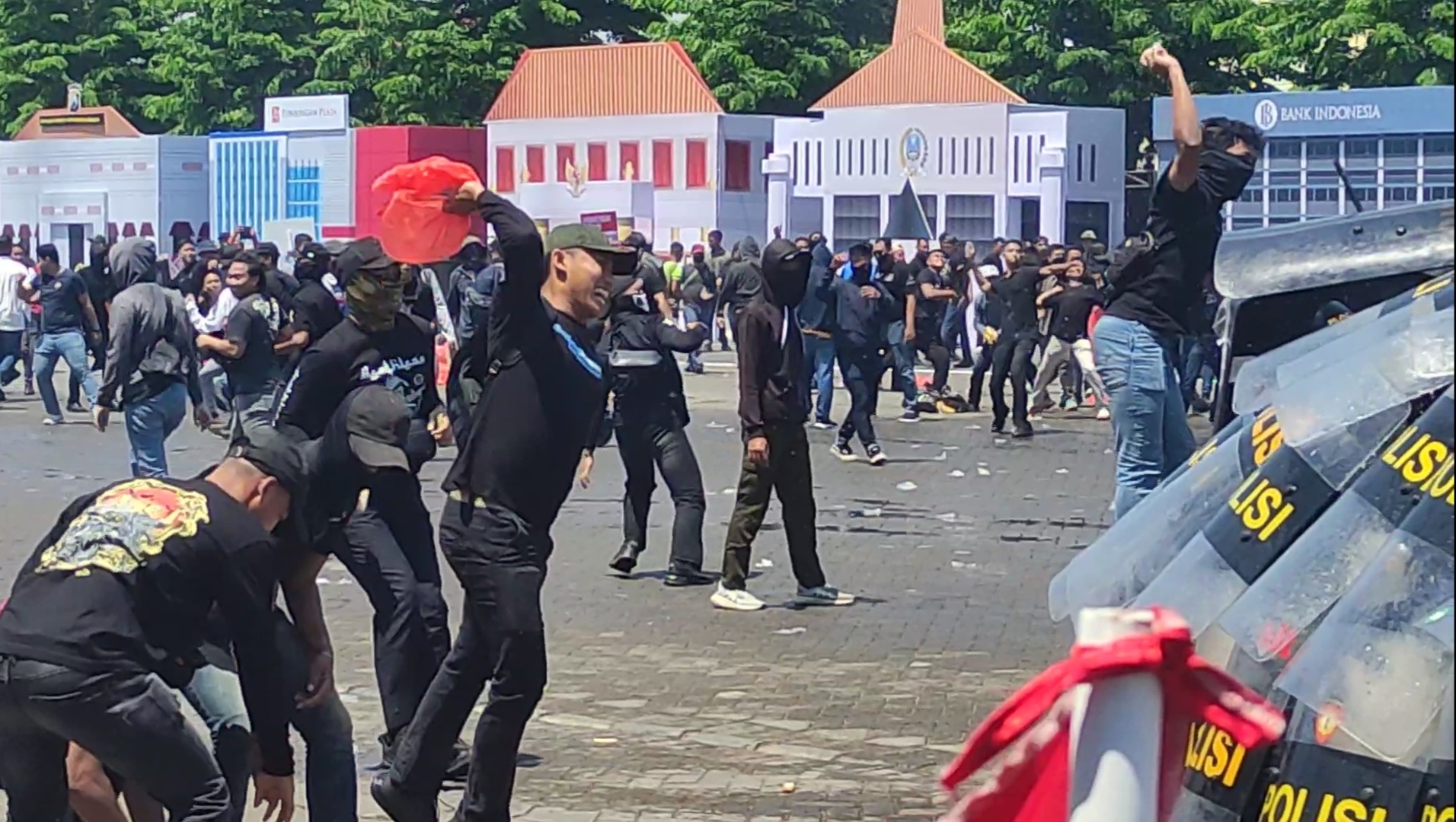 Ribuan Aparat Gabungan Ikuti Simulasi Sispamkota Polda Jatim
