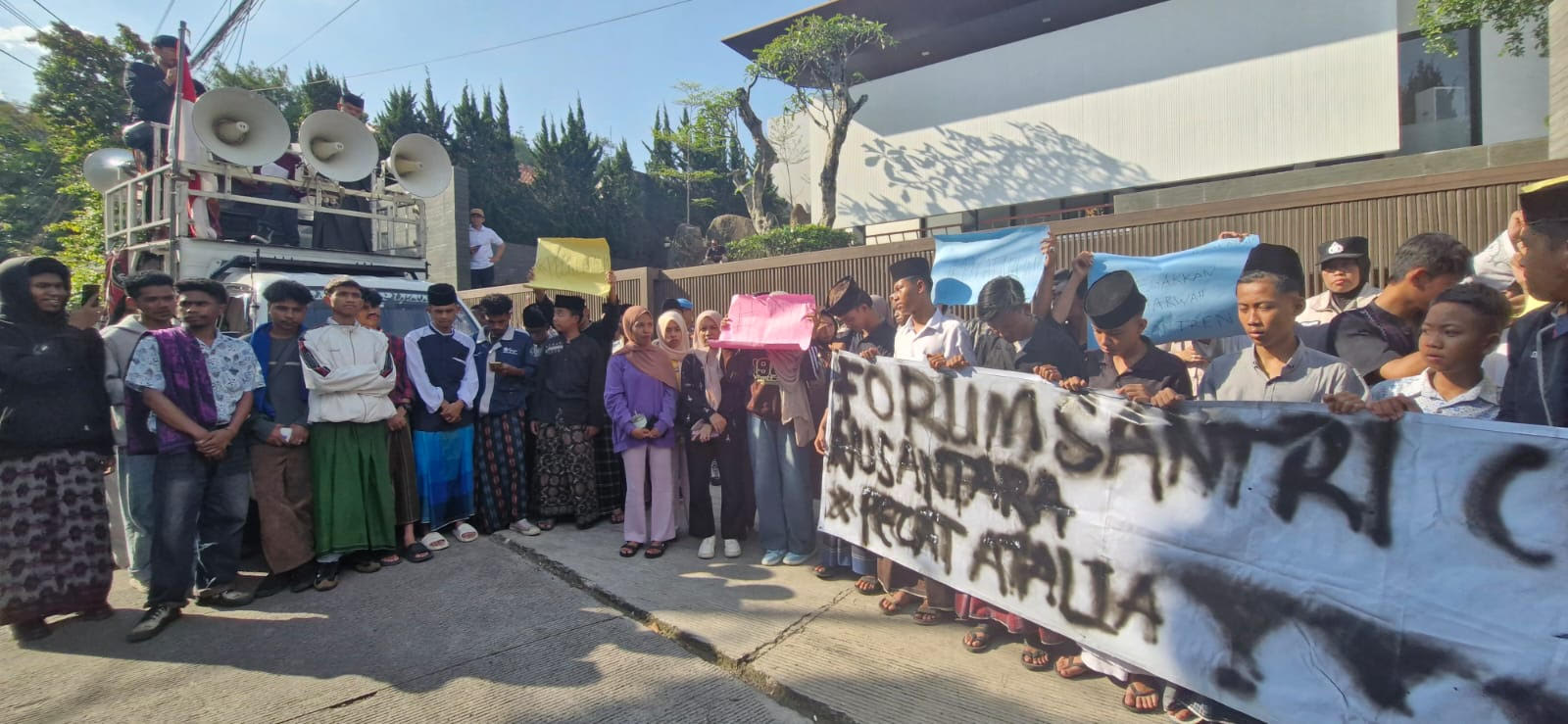 Puluhan Santri Geruduk Rumah Anggota DPR Atalia Praratya di Bandung