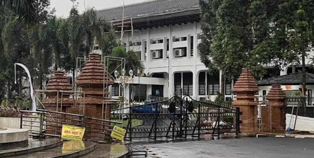 gerbang gedung sate yang rusak akan direnovasi dengan anggaran Rp3,9 miliar