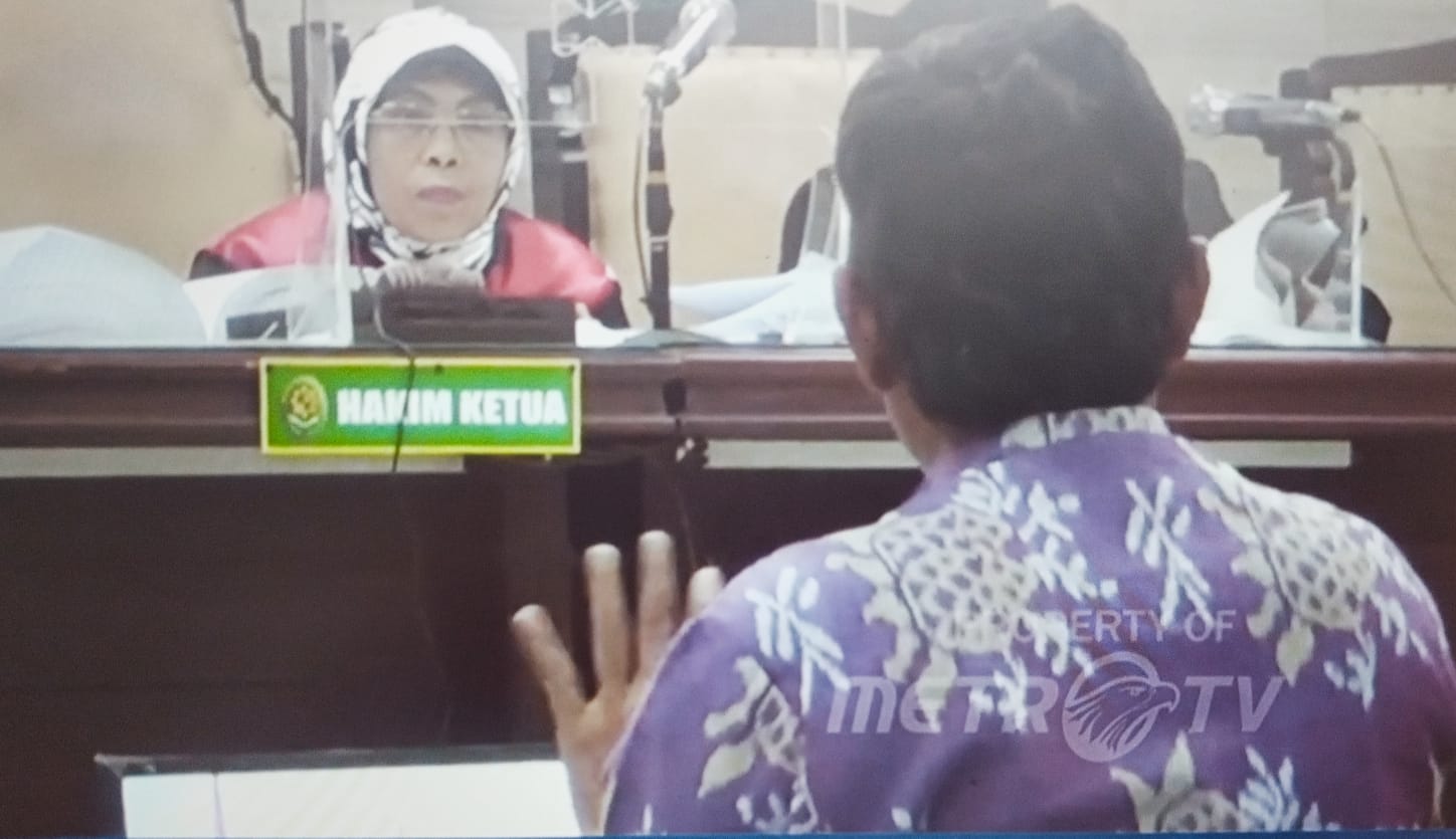 KASUS KORUPSI BKKD BOJONEGORO: Mantan Camat Padangan Kabupaten Bojonegoro Heru Sugiharto menyampaikan keterangan saat menjadi saksi di Pengadilan Tipikor, Surabaya. Heru mengaku dipojokkan dan difitnah oleh empat kades di kasus korupsi BKKD Tahun 2021.(Dok. YouTube/ist)