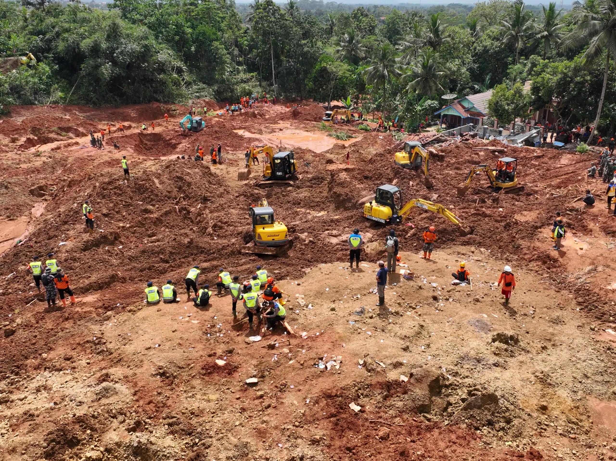 13 orang korban longsor majenang ditemukan meninggal dunia