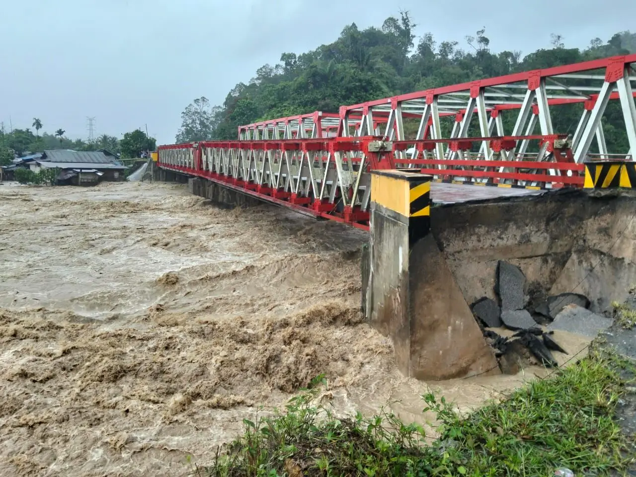 banjir tapanuli menyebankan 8 orang meninggal