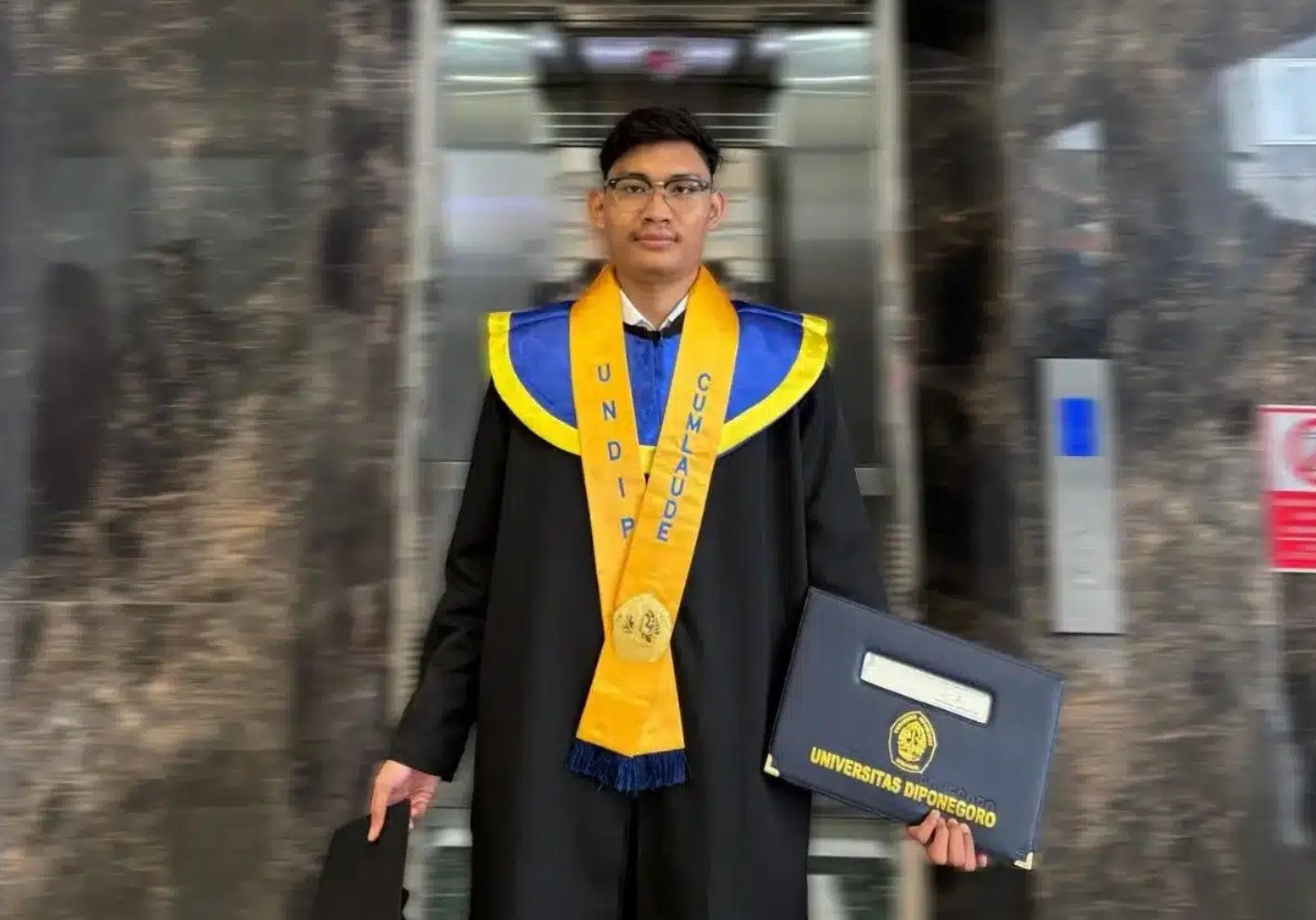 Inspirasi Mahasiswa FEB Undip Bernama ‘Z’ yang Lulus Cumlaude