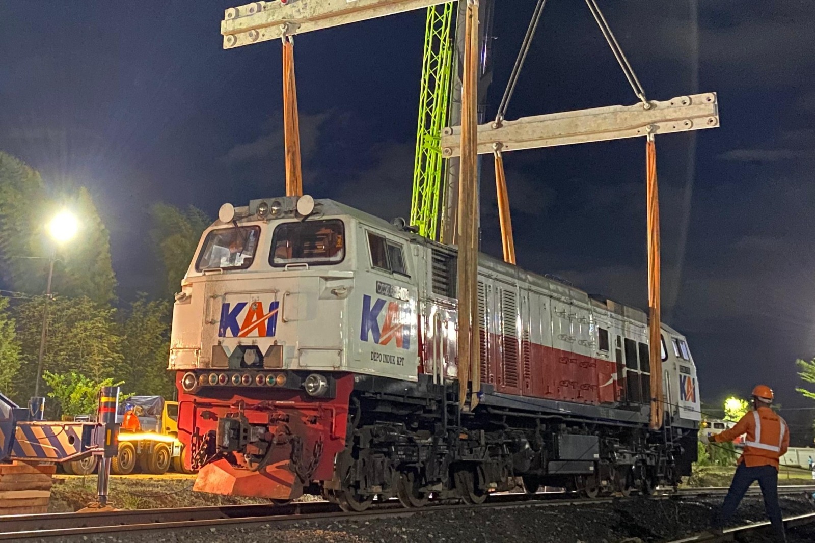 KAI Logistik Kirim Tujuh Lokomotif dari Sumatera ke Jawa