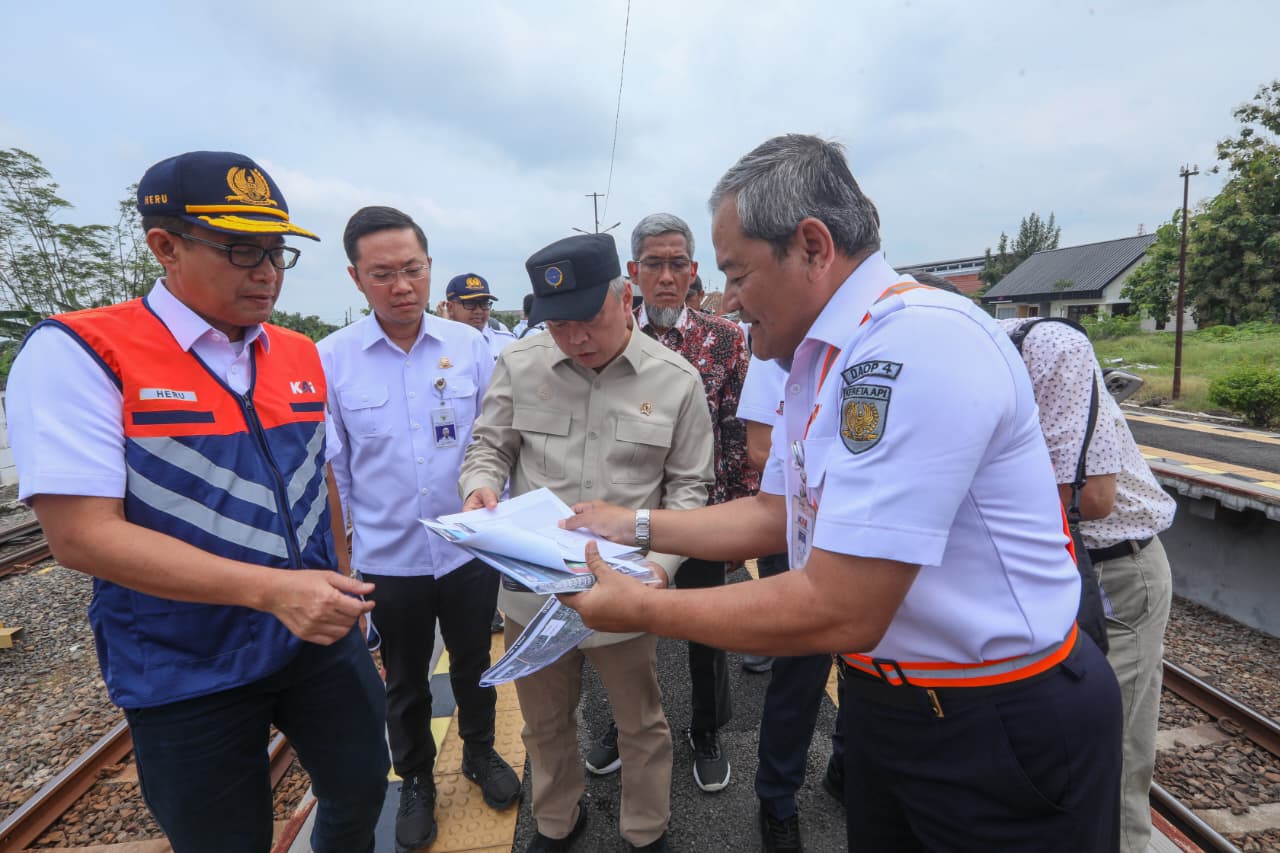 Menhub Tinjau Rel Kereta Api Yang Terendam Banjir Di Grobogan
