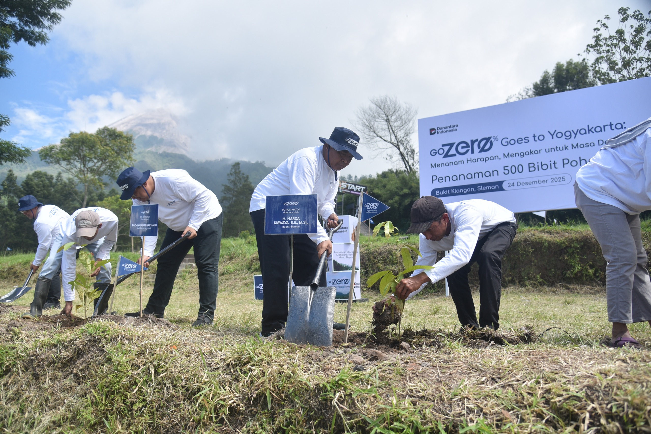 BUPATI Sleman, Harda Kiswaya, melakukan aksi penanaman bibit pohon di Bukit Klangon, Glagaharjo, Cangkringan, Sleman pada Rabu (24/5).