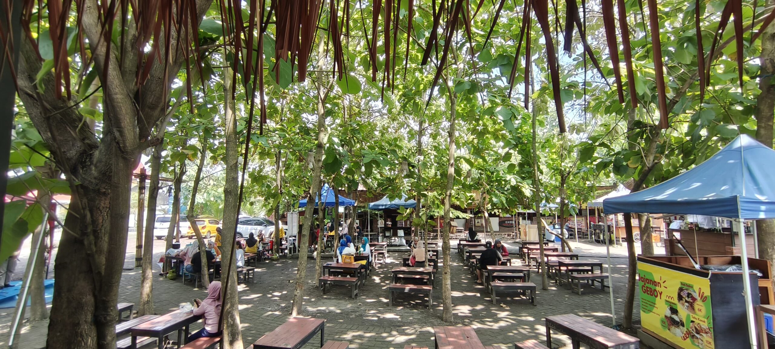 Alas Kuto, Tawarkan Tempat Kuliner Terbuka di Bawah Pohon Jati