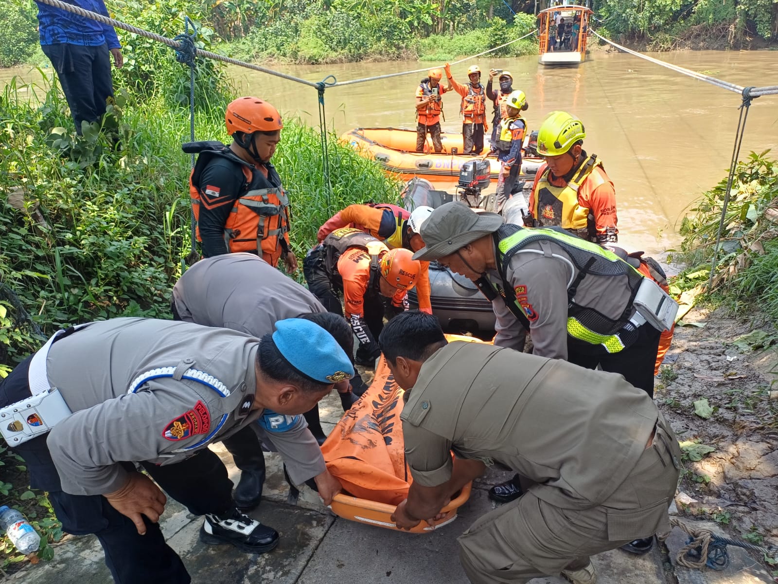 TIM SAR gabungan akhirnya berhasil menemukan korban tenggelam di Sungai Kalimas Kecamatan Krian Sidoarjo pada hari ke lima, Rabu (10/12).