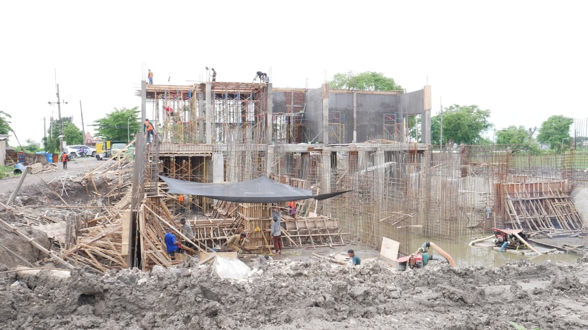 Bupati Sidoarjo Geram Proyek Rumah Pompa Kedungpeluk Molor