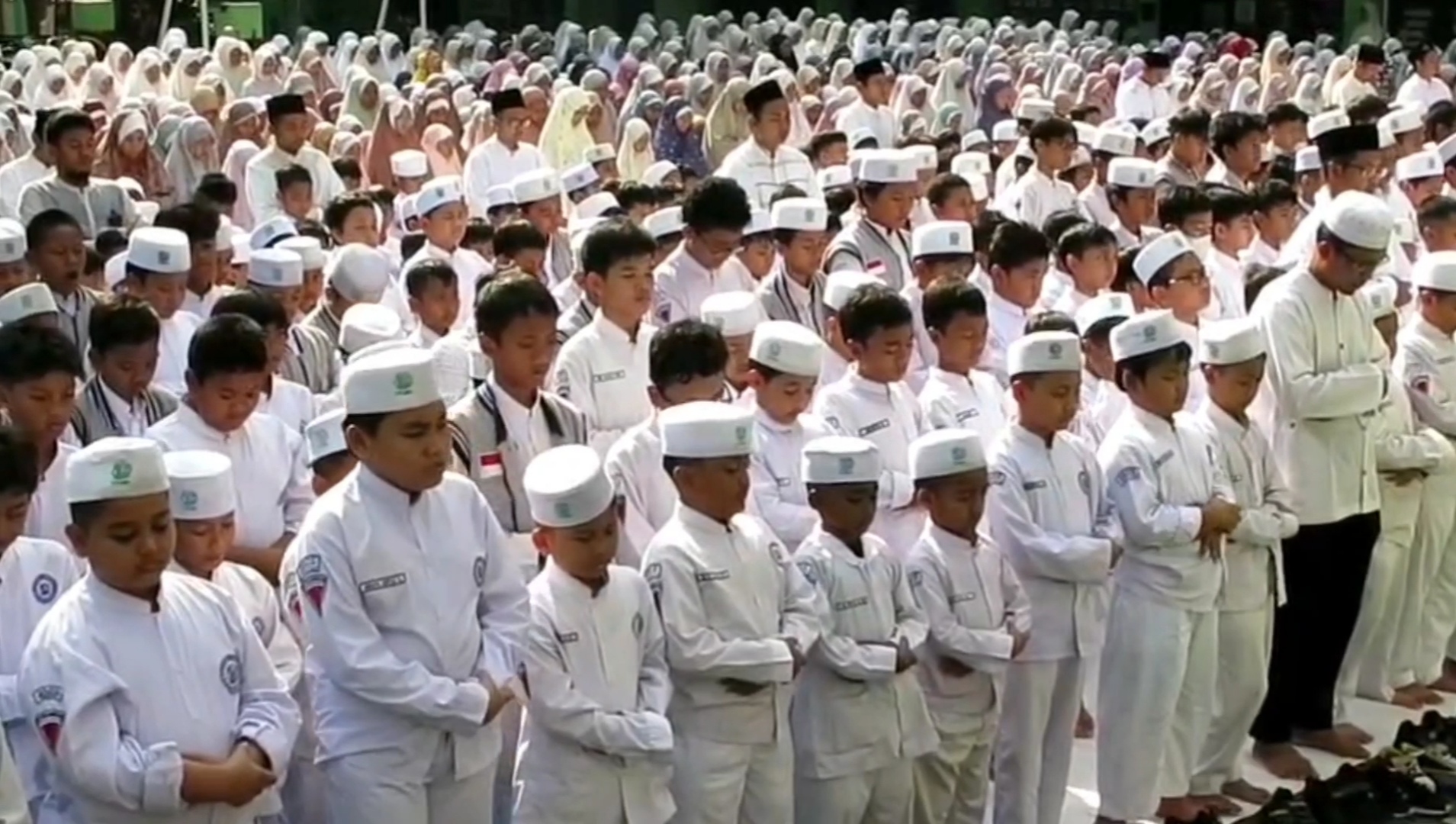 Ribuan Siswa di Sidoarjo Gelar Salat Gaib dan Donasi