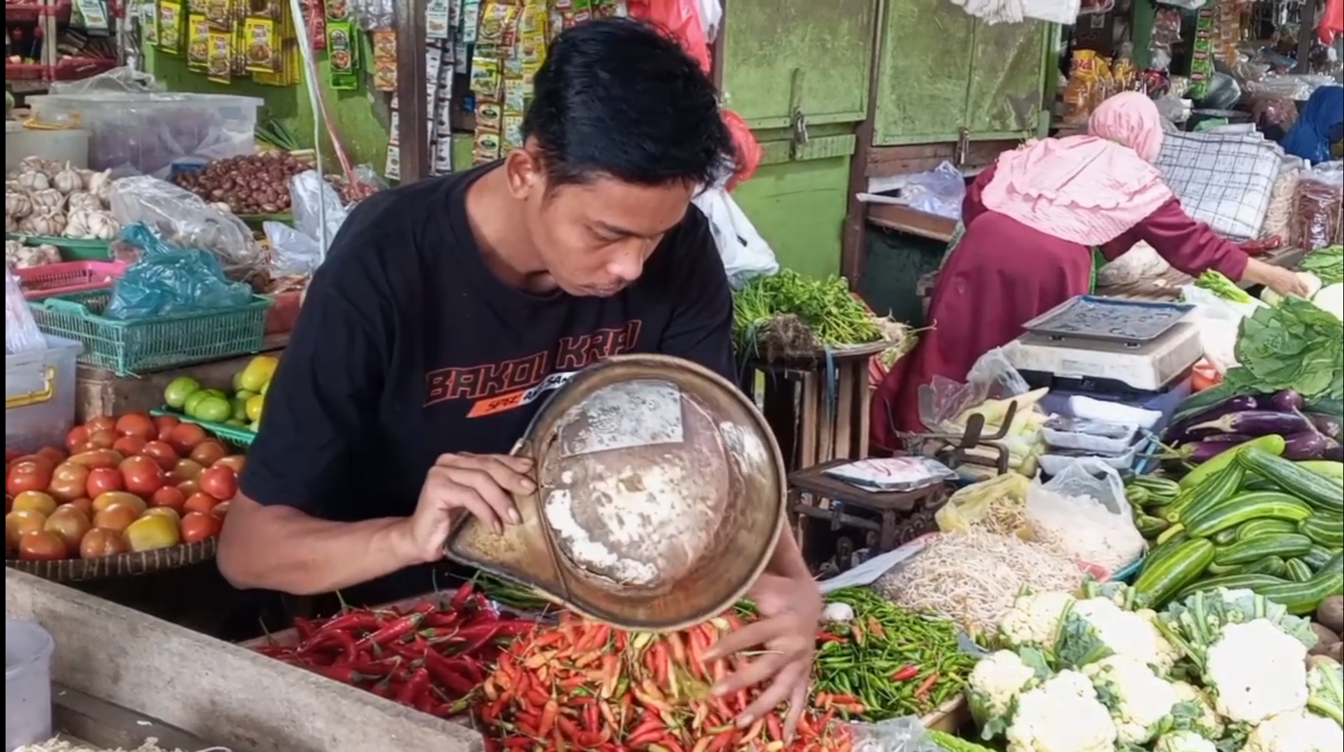 MENJELANG libur Natal dan Tahun Baru harga sejumlah komoditas di pasar tradisional Kabupaten Sidoarjo, mengalami kenaikan signifikan.