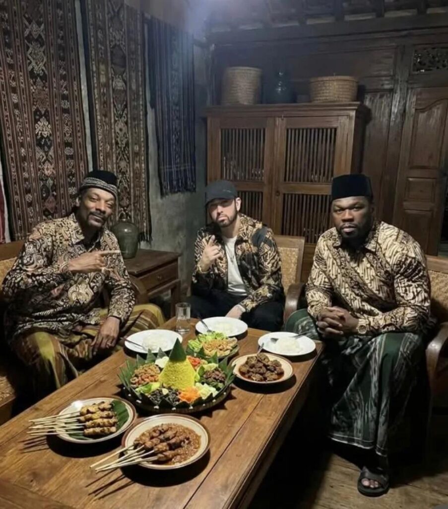 Snoop Dogg tampil layaknya warga lokal indonesia