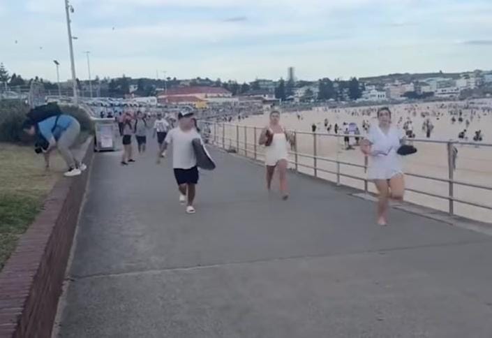 Kemlu RI mengaku belum ada laporan mengenai WNI yang kemungkinan menjadi penembakan di Pantai Bondi, Sydney, Australia pada Minggu (14/12).