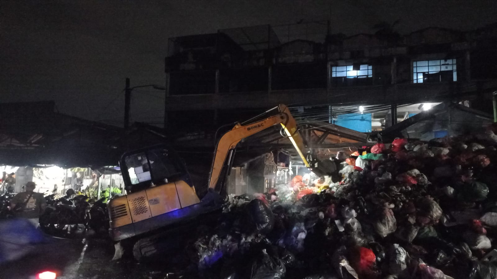 Sampah Pasar Cimanggis Menggunung, KLH/BPLH Turun Tangan