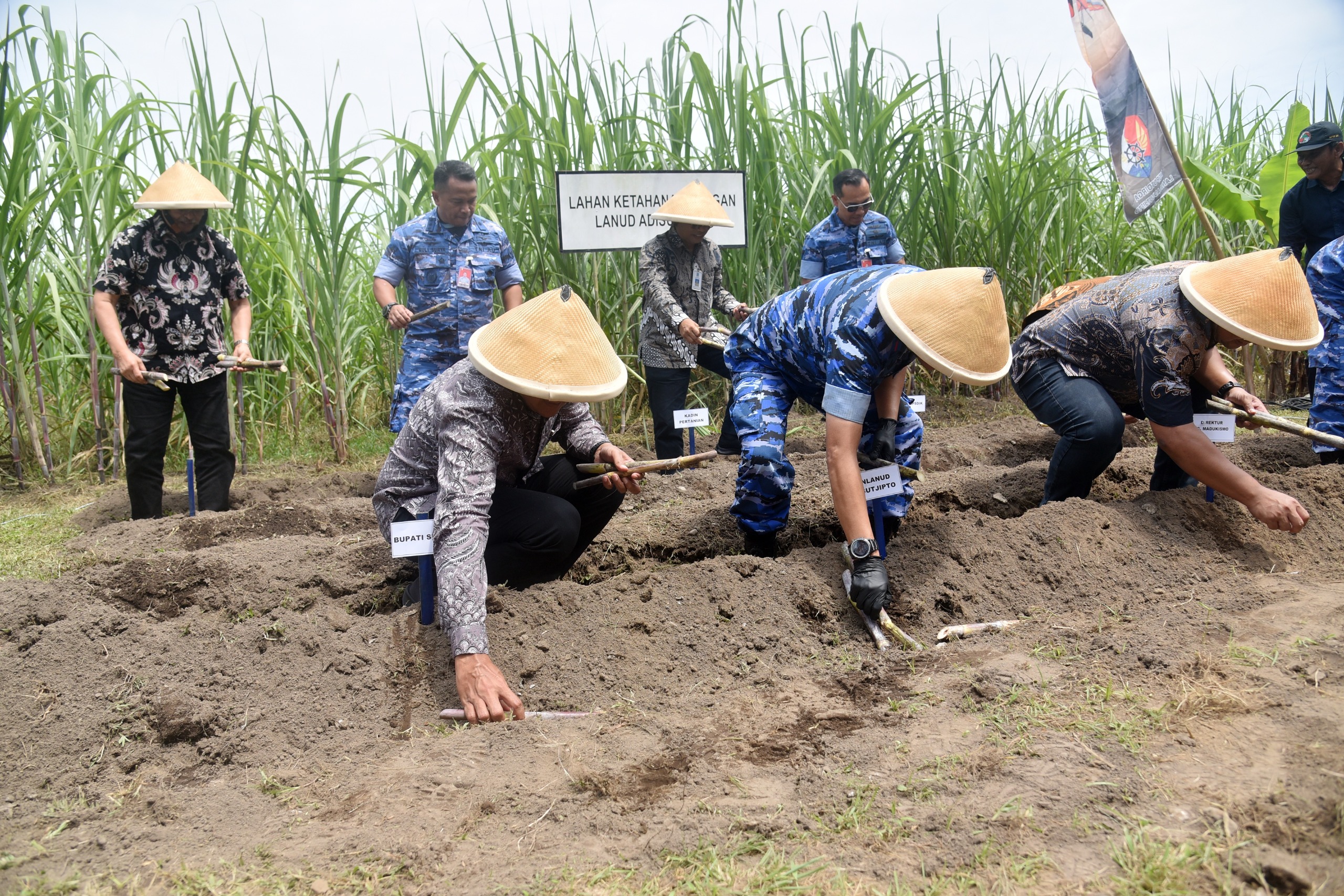 DALAM rangka mendukung program ketahanan pangan , Lanud Adisutjipto melakukan penanaman tebu di lahan milik TNI Angkatan Udara tersebut