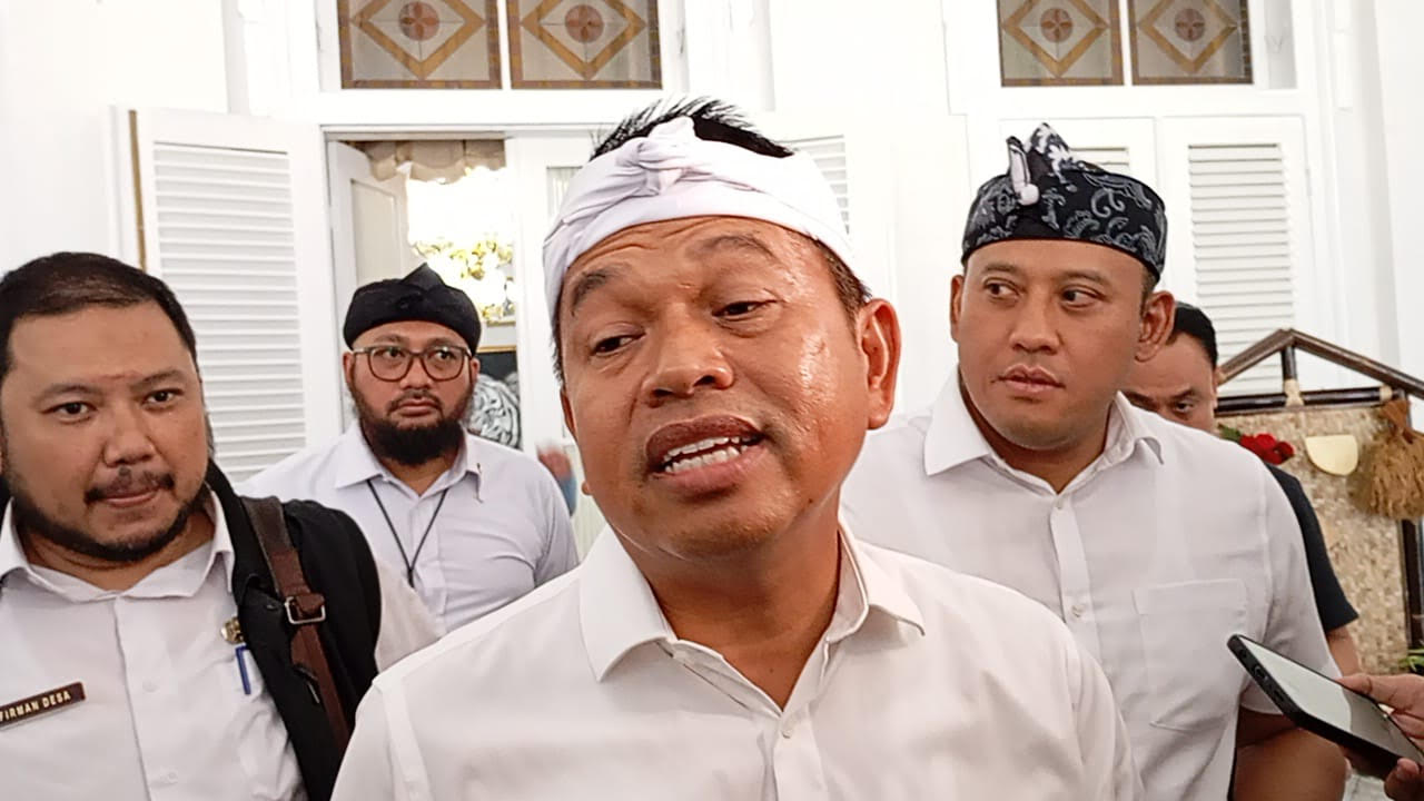GUBERNUR Jabar Dedi Mulyadi resmi mengumumkan upah minimum provinsi (UMP) 2026 sebesar Rp2.317.601 atau mengalami kenaikan sebesar 0,7 persen