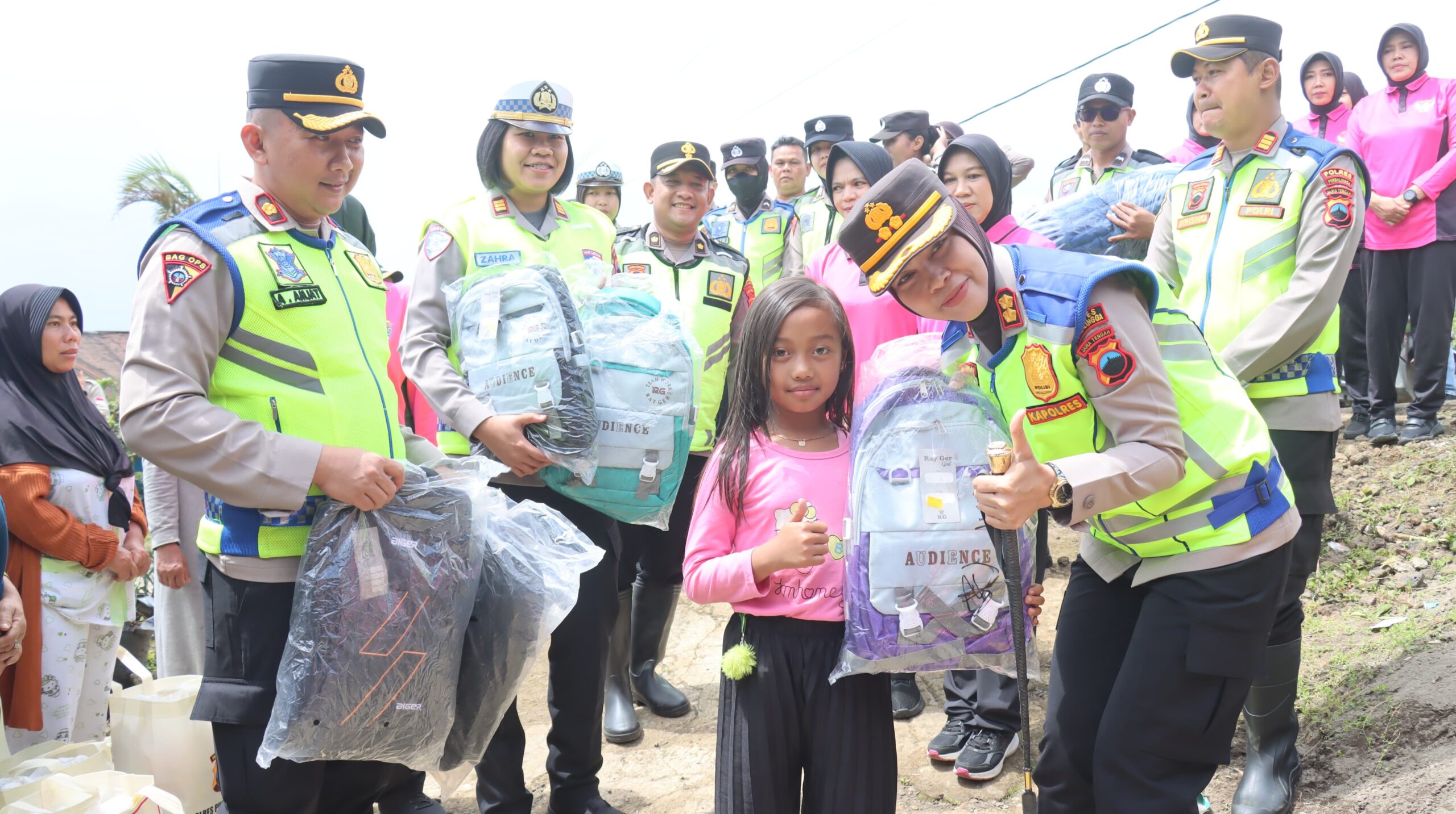 POLRES Purbalingga menyalurkan bantuan kepada warga terdampak bencana banjir bandang di Karangreja, Kabupaten Purbalingga, Sabtu (31/1)
