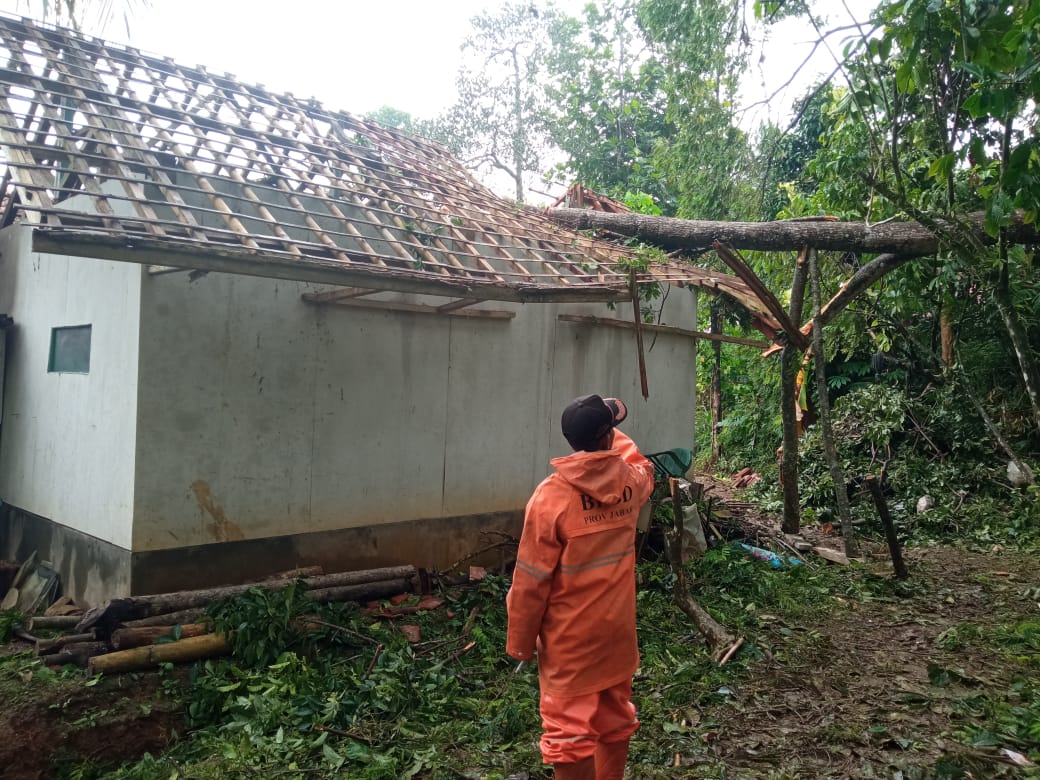 Angin Kencang Rusak Belasan Rumah di Ciamis dan Tasikmalaya