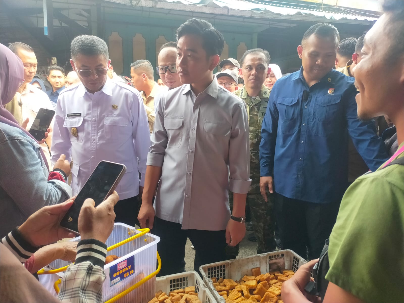 Wapres Gibran Blusukan ke Pasar Induk Cikurubuk